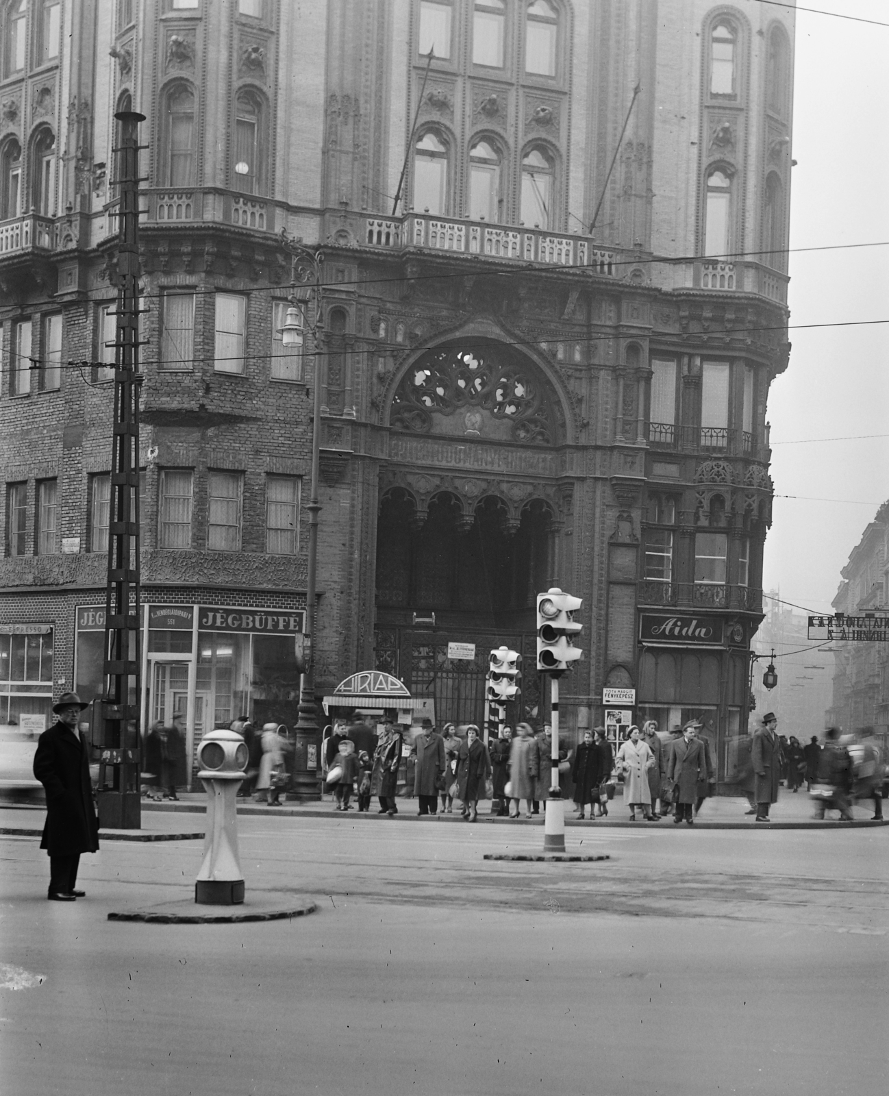 Magyarország, Budapest V., Ferenciek tere (Felszabadulás tér) - Petőfi Sándor utca sarok, a Párizsi udvar épülete., 1960, UVATERV, cégtábla, jelzőlámpa, újságárus, középület, Ibusz, eklektikus építészet, Budapest, Henrik Schmahl-terv, Fortepan #3725