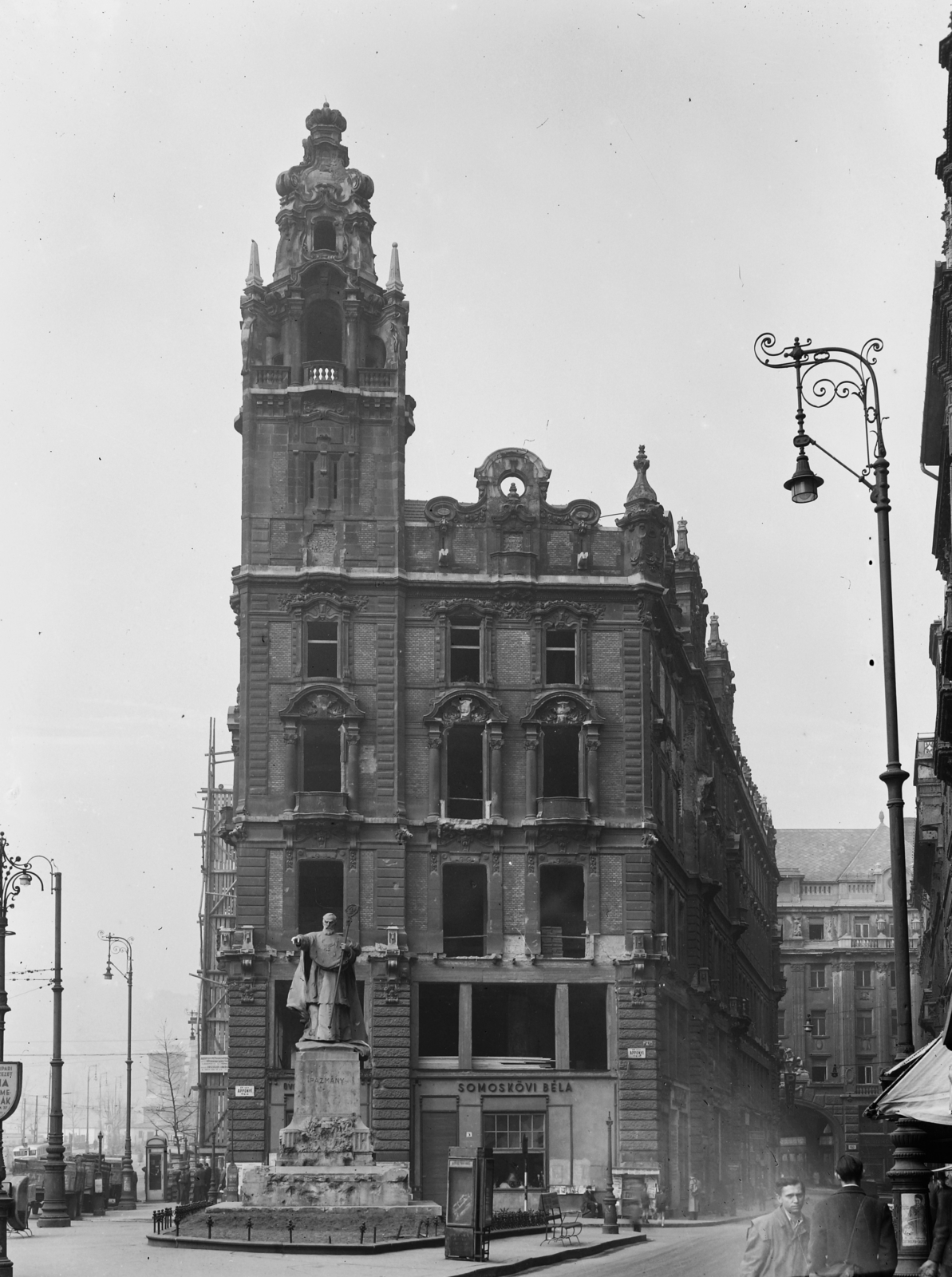 Hungary, Budapest V., Ferenciek tere (Apponyi tér), Klotild palota, jobbra a Kígyó utca., 1949, UVATERV, war damage, sign-board, sculpture, Flóris Korb-design, Kálmán Giergl-design, palace, damaged building, Péter Pázmány-portrayal, Budapest, street lamp, Fortepan #3726