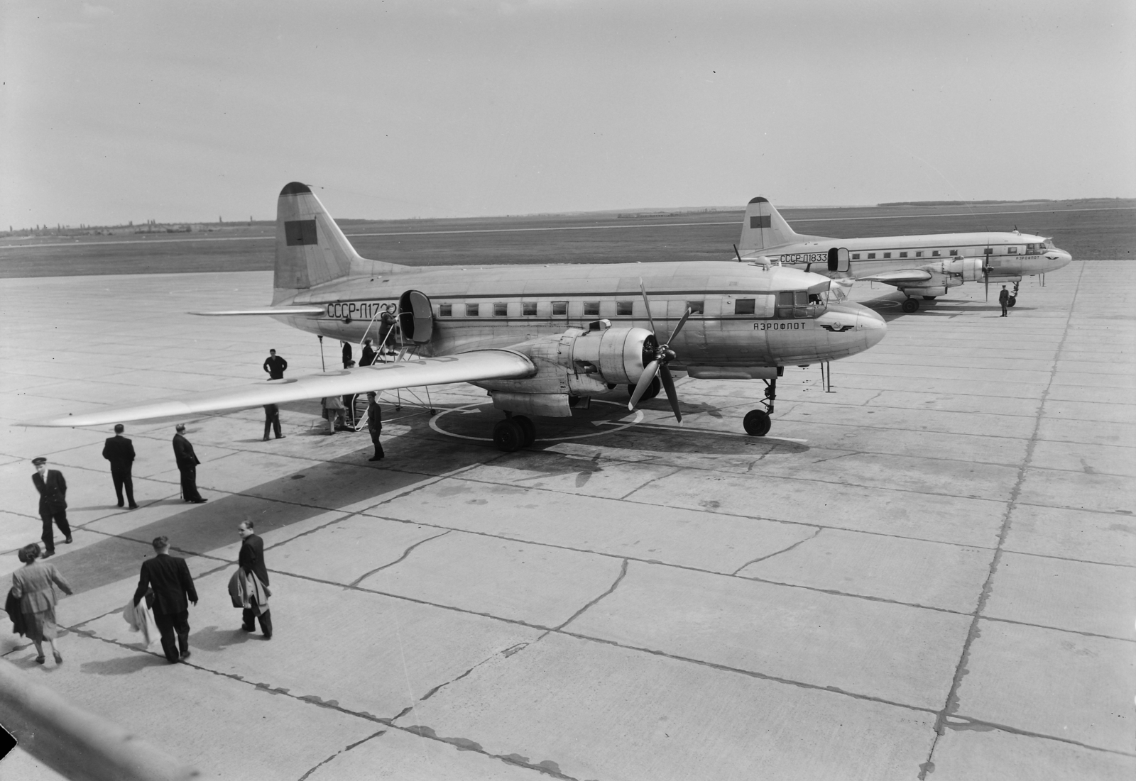 Magyarország, Ferihegyi (ma Liszt Ferenc) repülőtér, Budapest XVIII., az Aeroflot szovjet légitársaság Il-12B típusú repülőgépei., 1956, UVATERV, közlekedés, szovjet gyártmány, repülőgép, Iljusin-márka, Aeroflot légitársaság, iljusin IL-12, Budapest, cirill írás, Fortepan #3742