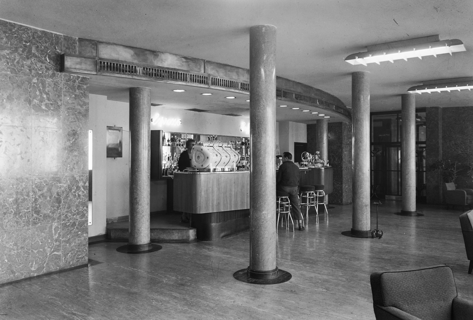 Hungary, Ferihegy (now - Ferenc Liszt) International Airport, Budapest XVIII., a tranzit szálló bárja., 1959, UVATERV, coffee maker, pillar, Budapest, Fortepan #3755