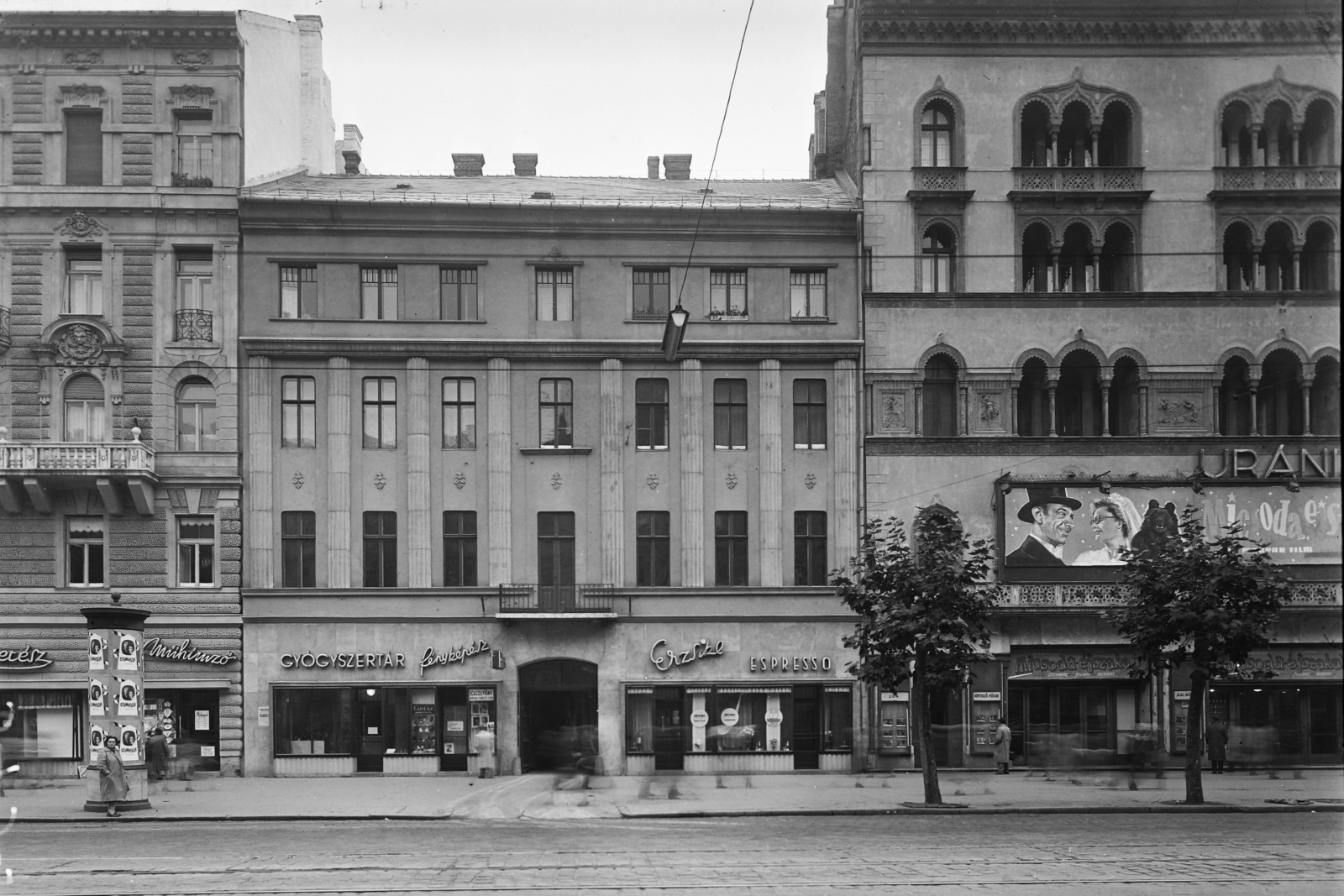 Hungary, Budapest VIII., Rákóczi út 23., jobbra a 21., az Uránia mozi épülete., 1958, UVATERV, poster, sign-board, movie theater, eclectic architecture, Budapest, Henrik Schmahl-design, Fortepan #3763