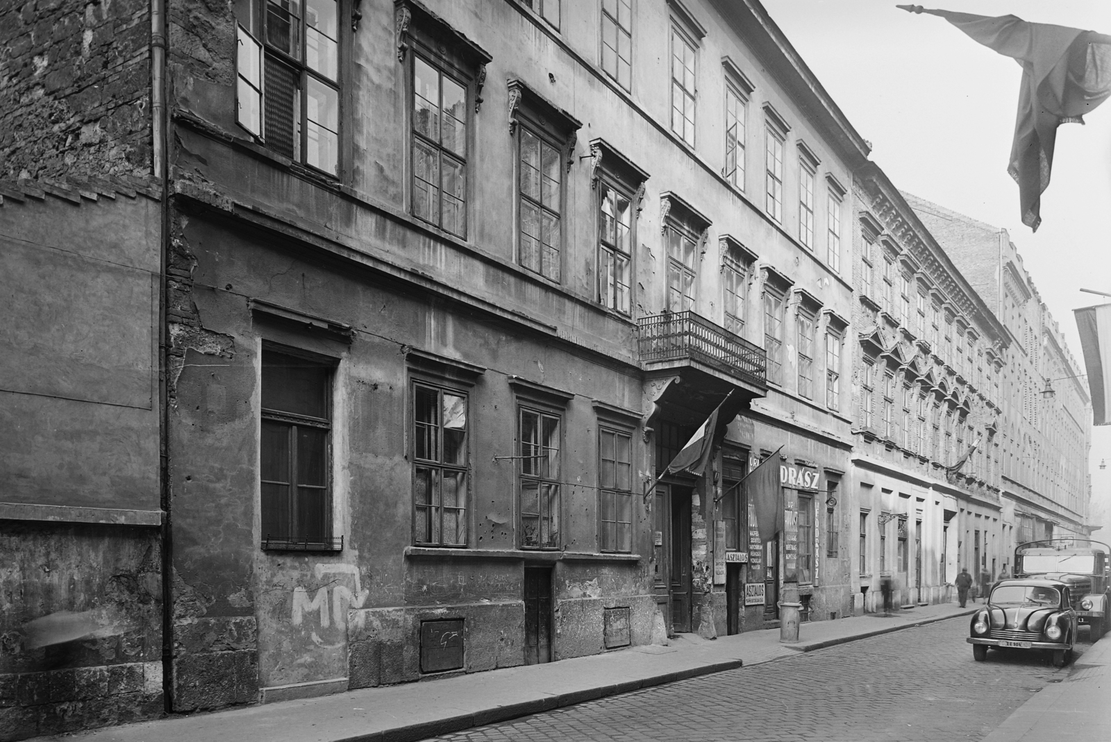 Magyarország, Budapest VII., Csányi utca 8., 1958, UVATERV, zászló, Tatra-márka, teherautó, utcakép, Csepel-márka, fodrászat, kuka, automobil, Tatra 600 Tatraplan, rendszám, Csepel D-420, Budapest, Fortepan #3766