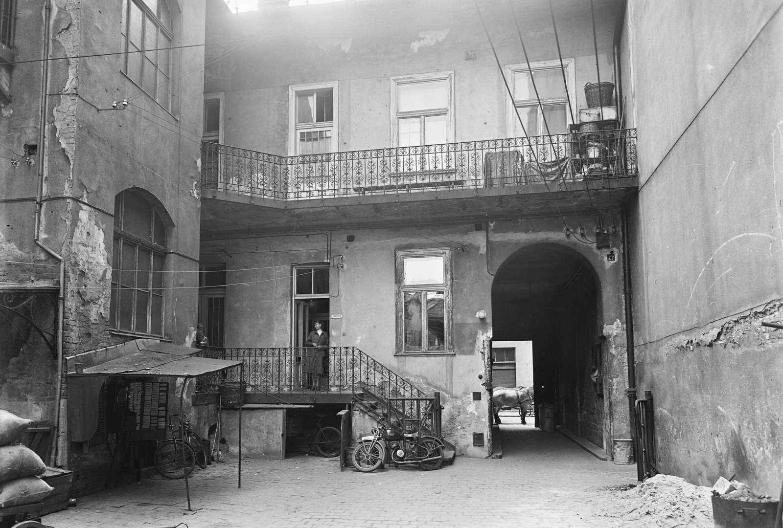 Hungary, Budapest VII., Péterfy Sándor utca 34., 1957, UVATERV, German brand, motorcycle, horse, courtyard balcony, Horse-drawn carriage, tricycle, Budapest, gateway, bicycle, Fortepan #3769