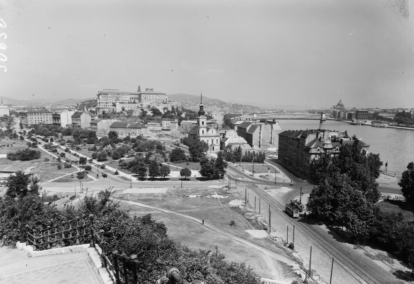Hungary, Budapest I., kilátás a Gellérthegyről a Döbrentei tér, a budai Vár és a Széchenyi Lánchíd felé., 1956, UVATERV, tram, Danube, Budapest, suspension bridge, Duna-bridge, William Tierney Clark-design, Fortepan #3783
