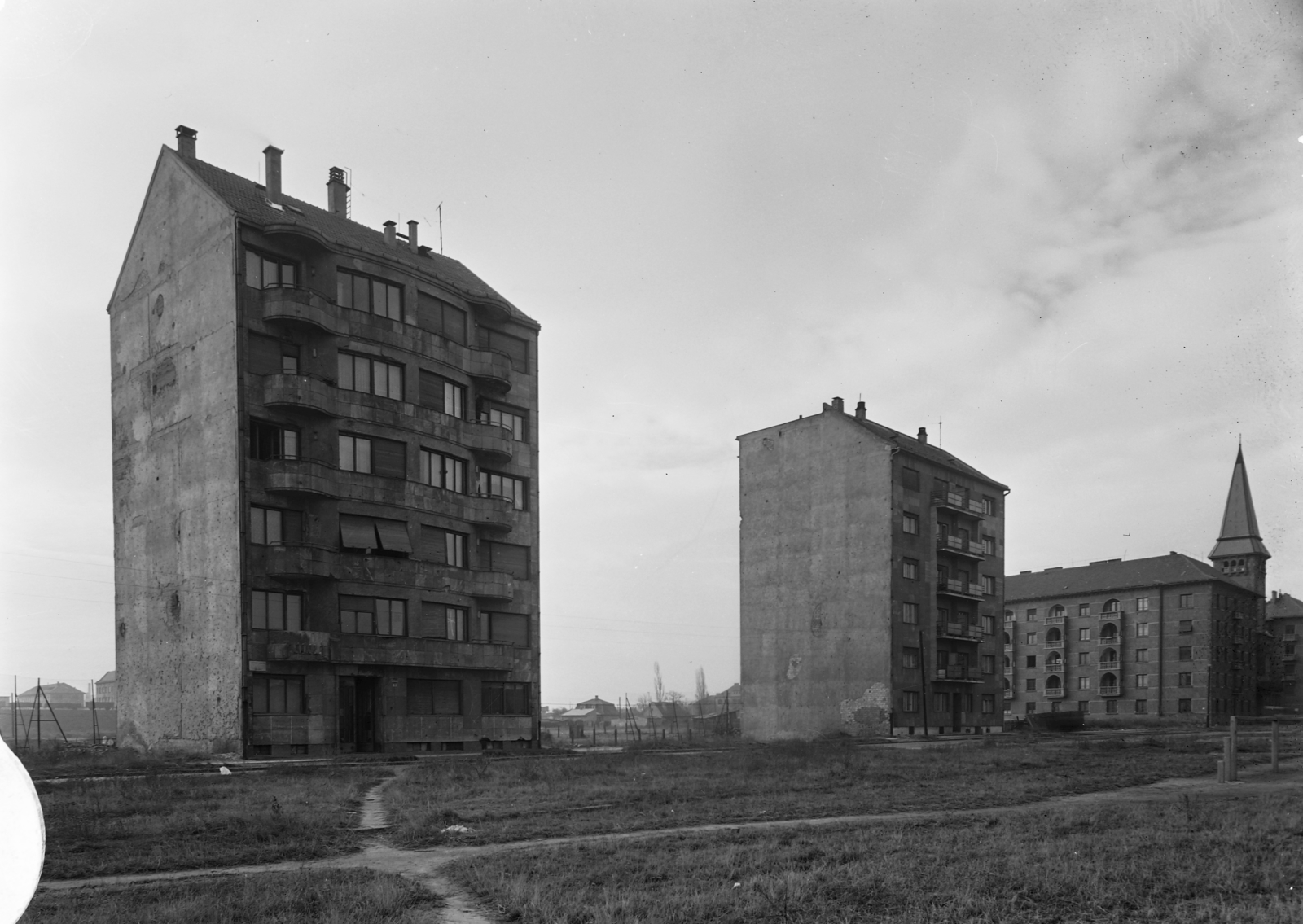 Magyarország, Budapest XI., Október huszonharmadika (Schönherz Zoltán) utca a Fehérvári út felé nézve., 1953, UVATERV, Budapest, templomtorony, lakóház, bérház, Fortepan #3788