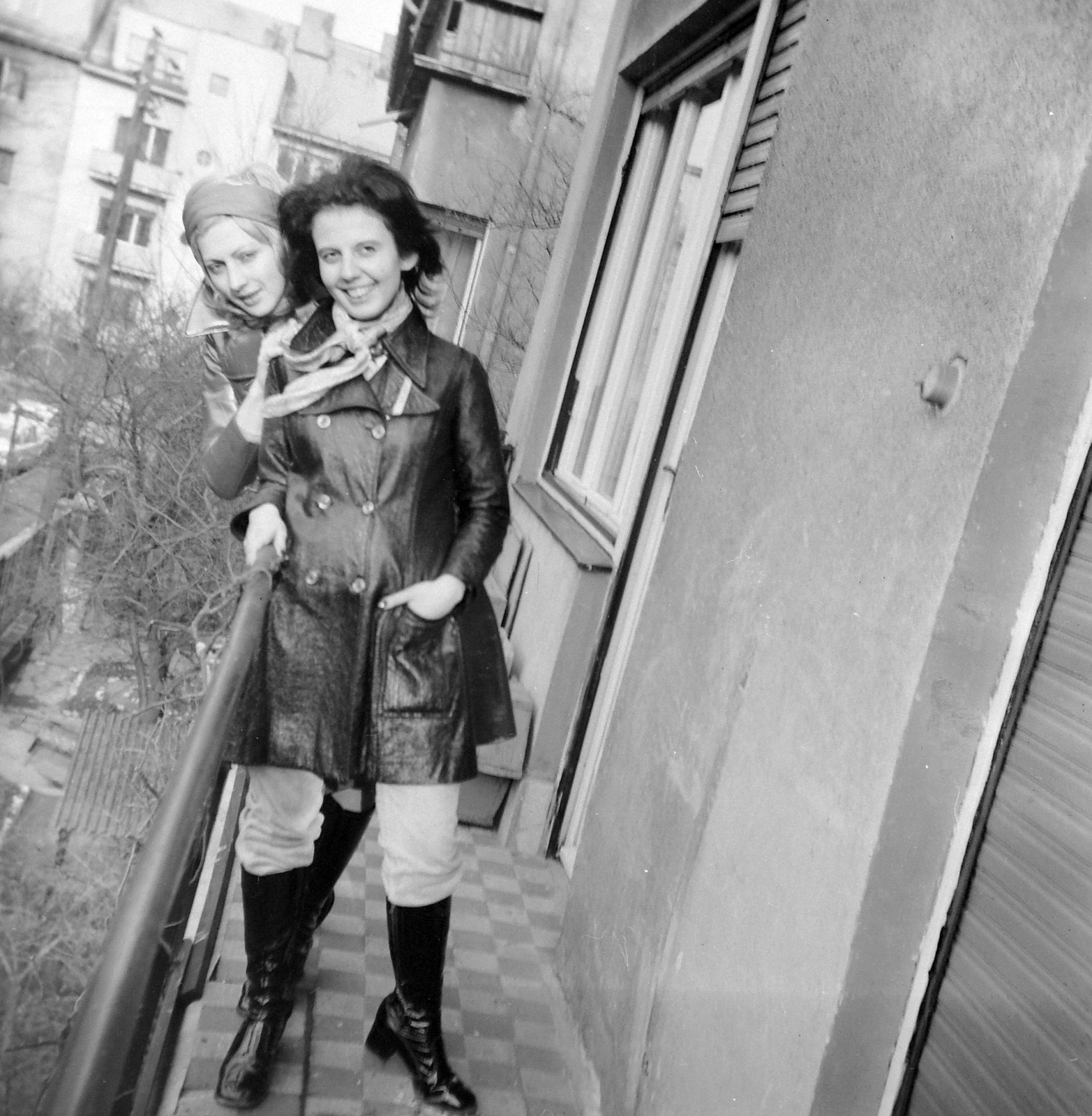 Hungary, Budapest XII., Hollósy Simon utca 12., 1972, Fortepan, portrait, balcony, girl, double portrait, boots, Budapest, leather jacket, Fortepan #3833