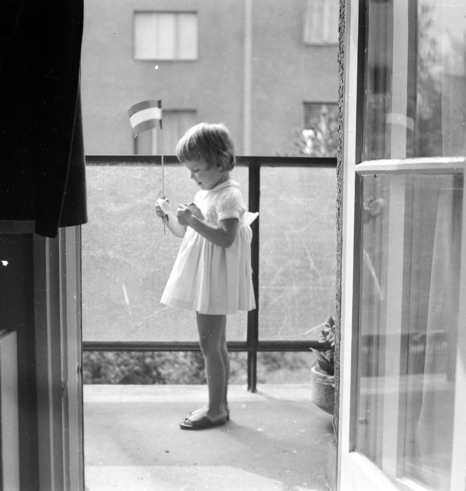 Hungary, 1969, Fortepan, kid, flag, girl, balcony, Fortepan #3853