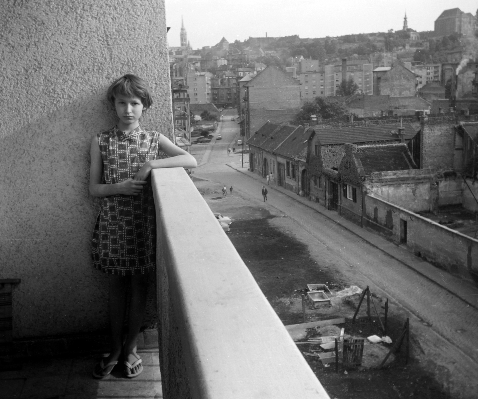 Hungary, Budapest II., a Horvát utca 11-17. számú ház egyik lodzsája, háttérben a budai Vár., 1968, Fortepan, portrait, picture, Budapest, terrace, Fortepan #3869