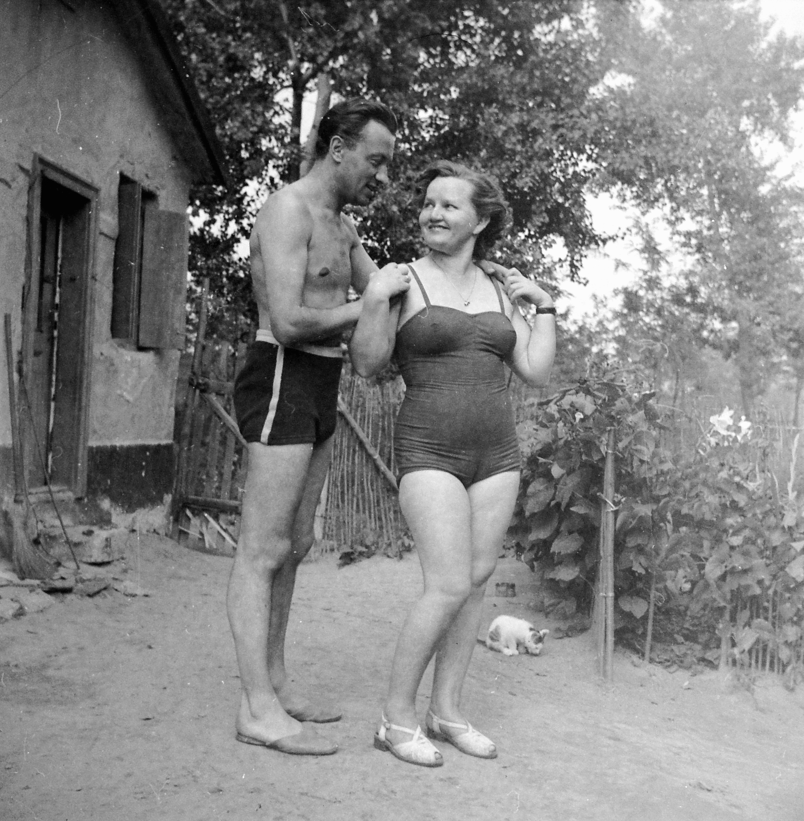 1951, Fortepan, bathing suit, garden, cat, man and woman, Fortepan #3873