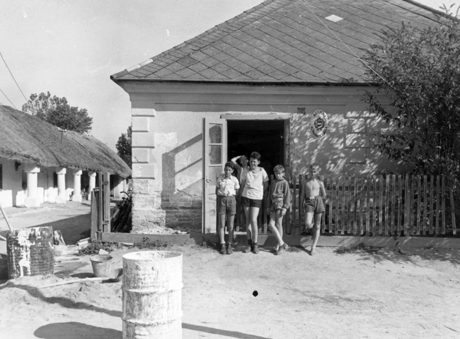 1962, Fortepan, school, tableau, barrel, public school, lath fence, national emblem, Fortepan #38894