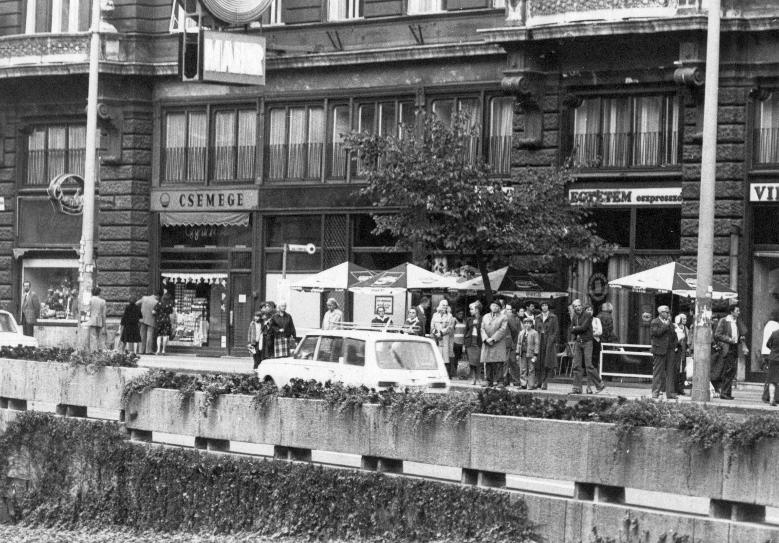 Hungary, Budapest V., Ferenciek tere (Felszabadulás tér) 1., 1978, Fortepan, sign-board, espresso, Wartburg-brand, Csemege enterprise, Budapest, grocery store, Fortepan #38920