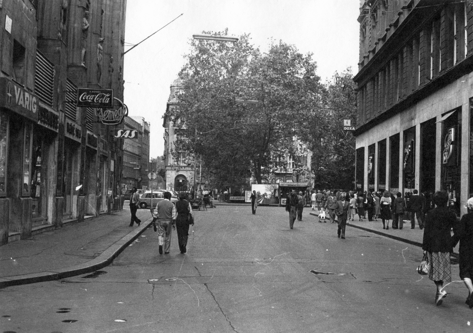 Magyarország, Budapest V., Váci utca a Vörösmarty térre nézve., 1978, Fortepan, cégtábla, neon lámpa, Csemege vállalat, Budapest, Coca-Cola, Fortepan #38939