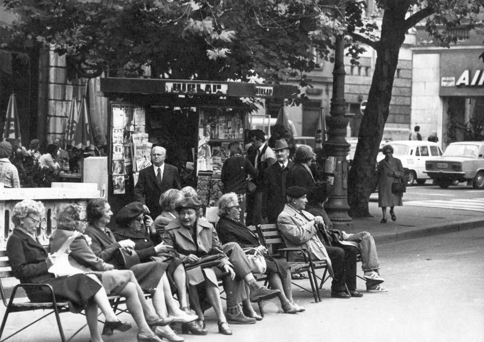 Hungary, Budapest V., Vörösmarty tér, háttérben a Gerbeaud (Vörösmarty) cukrászda., 1978, Fortepan, trading, hospitality, street furniture, newspaper, Budapest, Fortepan #38944