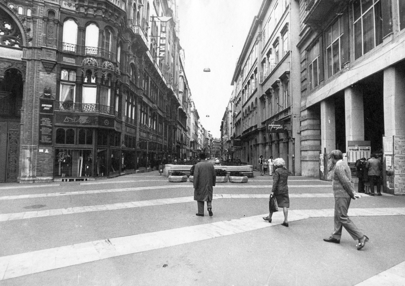 Hungary, Budapest V., Petőfi Sándor utca a Ferenciek tere (Felszabadulás tér) felől nézve., 1978, Fortepan, ad, poster, underpass, planter, Budapest, Fortepan #38952