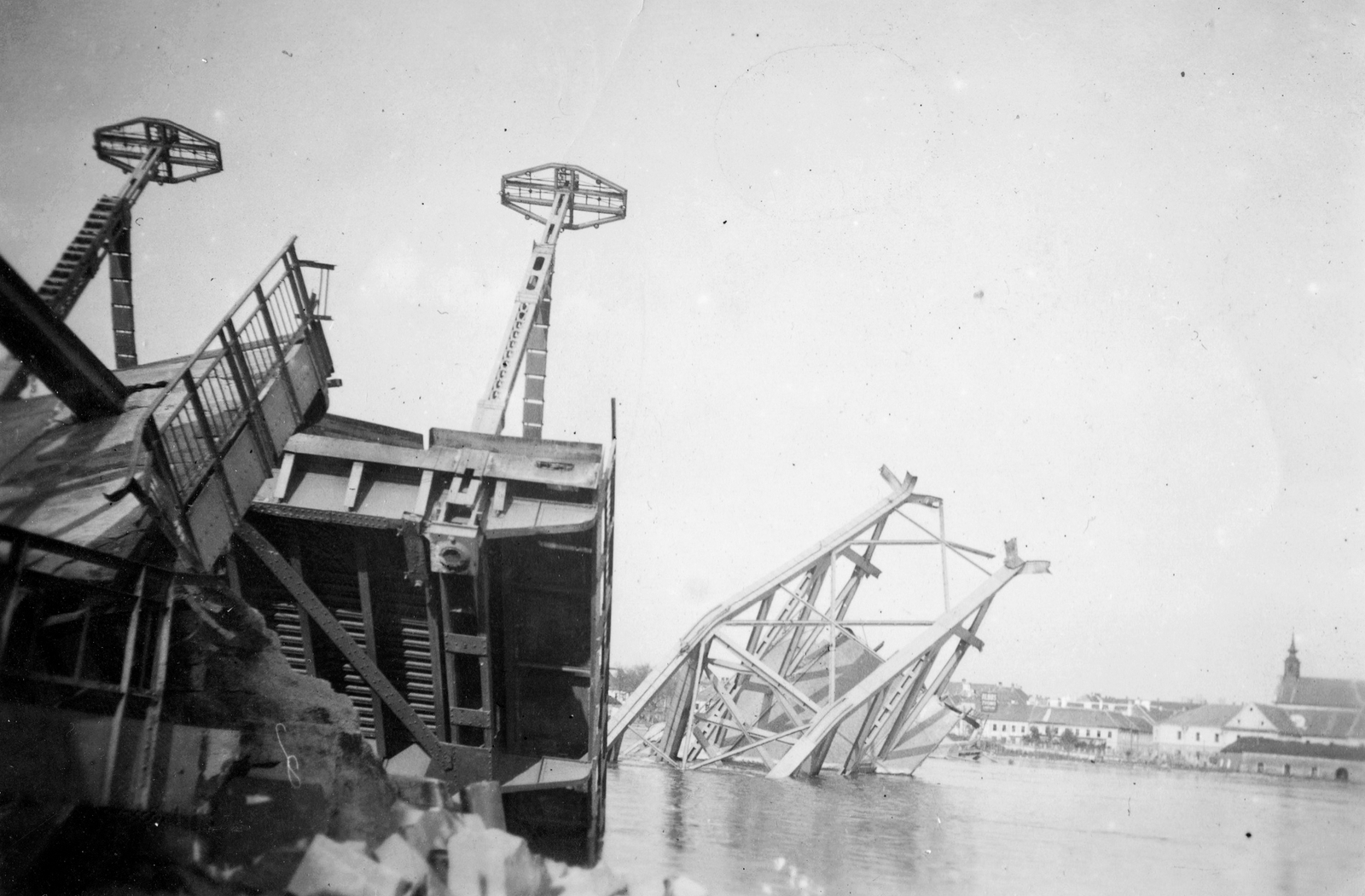 Serbia, Novi Sad, a lerombolt közúti híd (Most kraljevića Tomislava) maradványa, háttérben a Duna túlpartján Pétervárad., 1942, Csorba Dániel, railway, river, wrecked bridge, Fortepan #38982