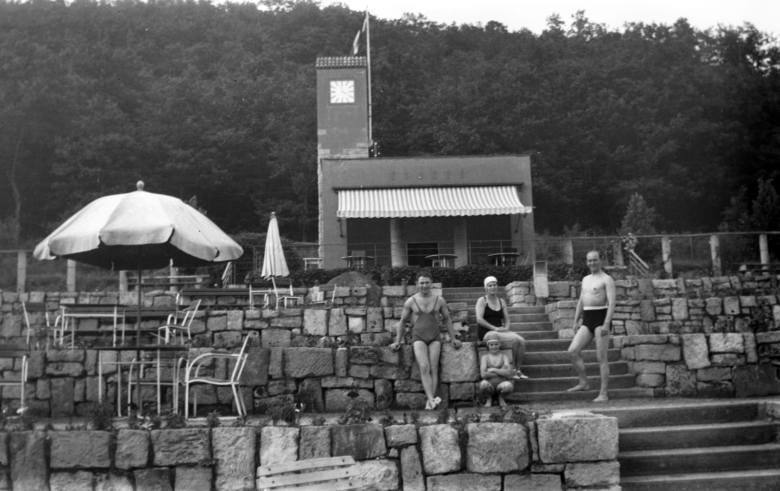 Magyarország, Parádfürdő, Parád, Gyógyfürdő, strand., 1930, Fortepan, fürdőruha, zászló, napernyő, fürdősapka, toronyóra, napellenző, virágláda, Fortepan #38984