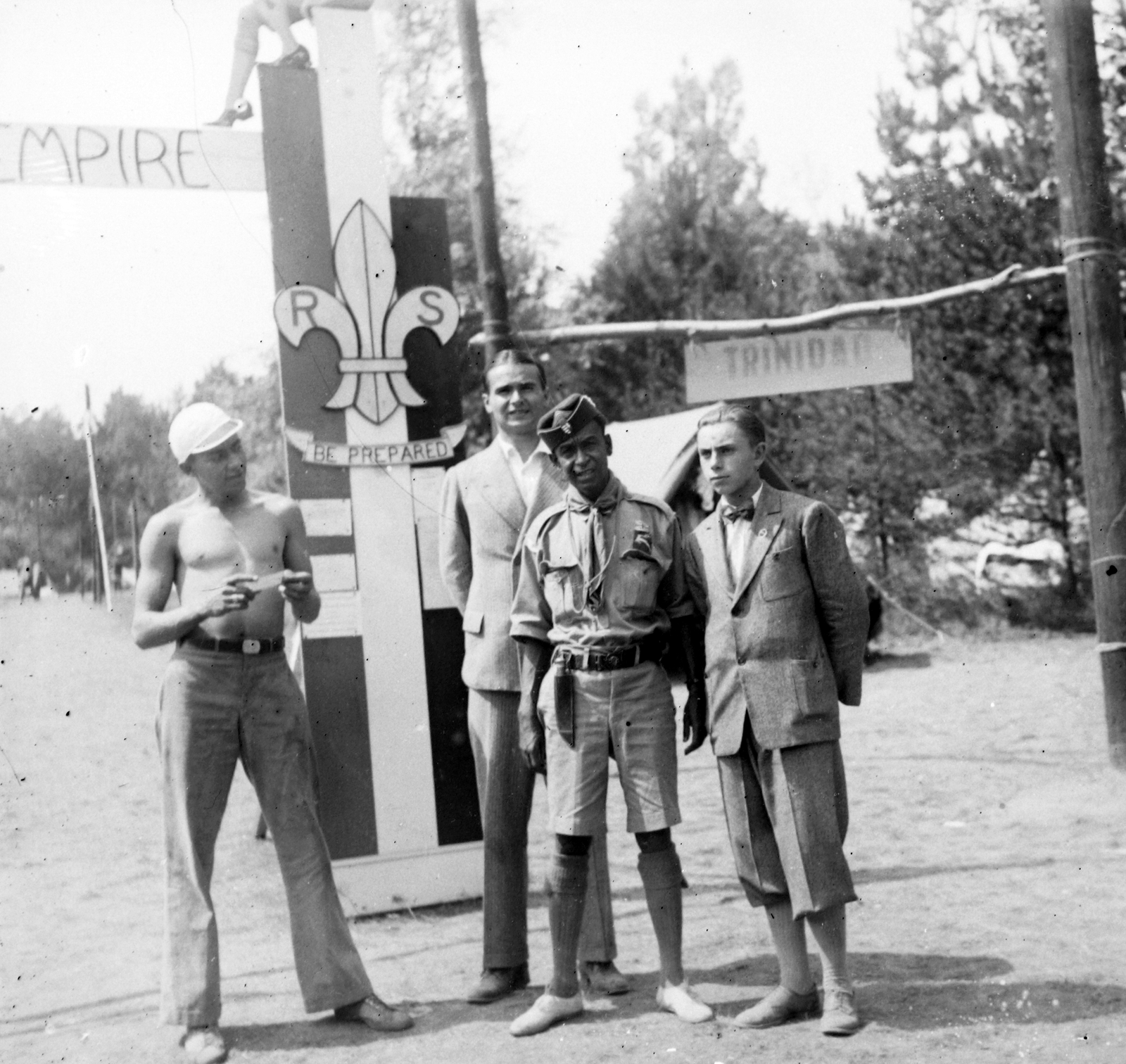 Hungary, Gödöllő, 4. Nemzetközi Cserkész Világtalálkozó (Jamboree)., 1933, Fortepan, scouting, half-naked, hands behind the back, ornamental gates, Fortepan #38988