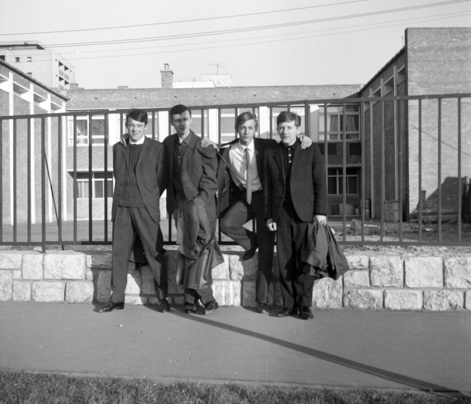 Magyarország, Budapest XVIII., Kézműves utca, az Eötvös Loránd (Lakatos úti) Általános Iskola épülete az udvar felől nézve., 1965, Fortepan, csoportkép, Budapest, kamasz, Fortepan #39003