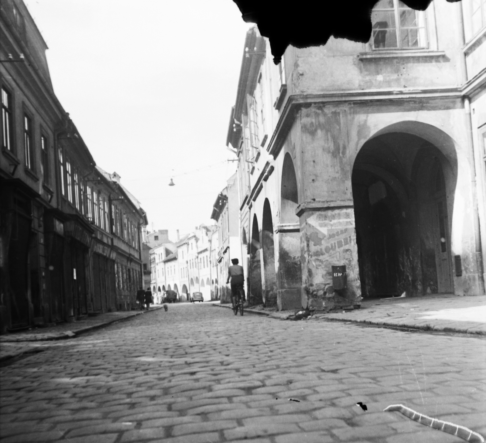 Czech Republik, České Budějovice, a Ceská ulice a Piaristická ulice felől., 1953, Fortepan, Czechoslovakia, street view, cobblestones, archway, Fortepan #39033