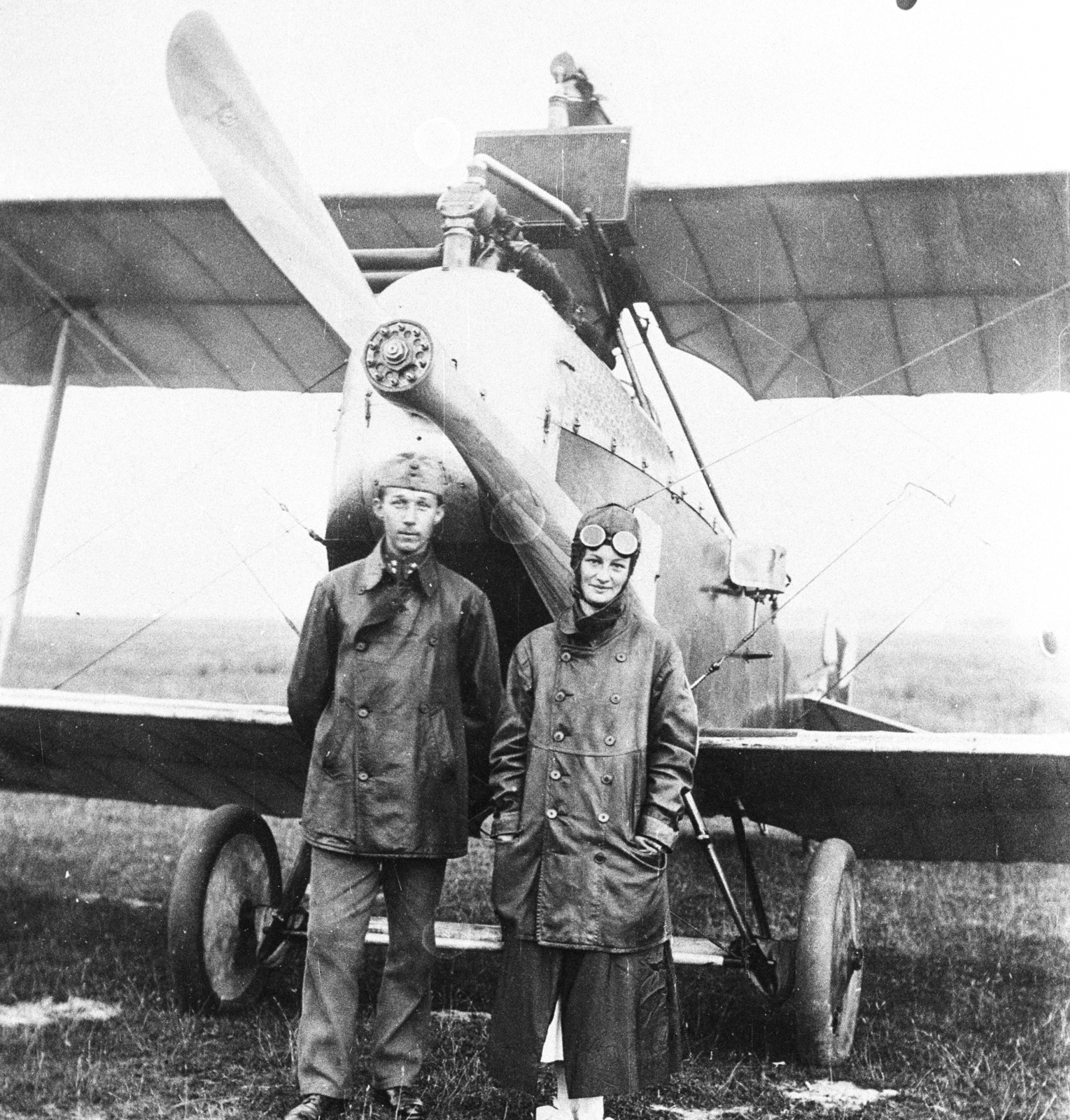 Branderburg C.I típusú felderítő repülőgép., 1917, Pálinkás Zsolt, First World War, transport, Austrian brand, pilot, airplane, military, airport, Hansa-Brandenburg-brand, biplane, leather jacket, women, leather cap, Fortepan #39075