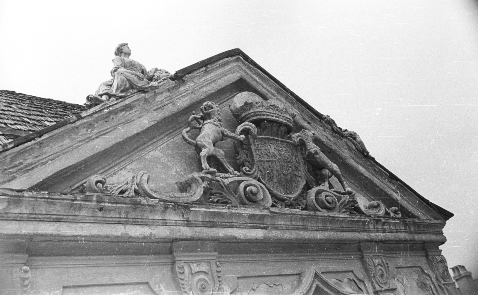 Hungary, Ráckeve, Savoyai-kastély., 1980, Építésügyi Dokumentációs és Információs Központ, VÁTI, Baroque-style, crest, mansion, pediment, Johann Lucas von Hildebrandt-design, Fortepan #39086