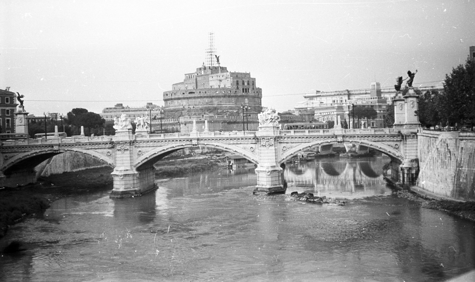Italy, Rome, II. Viktor Emánuel híd (Ponte Vittorio Emanuele II), háttérben az Angyalvár (Castel Sant'Angelo)., 1965, Fortepan, museum, castle, mausoleum, arch bridge, Ennio De Rossi-design, Fortepan #39093