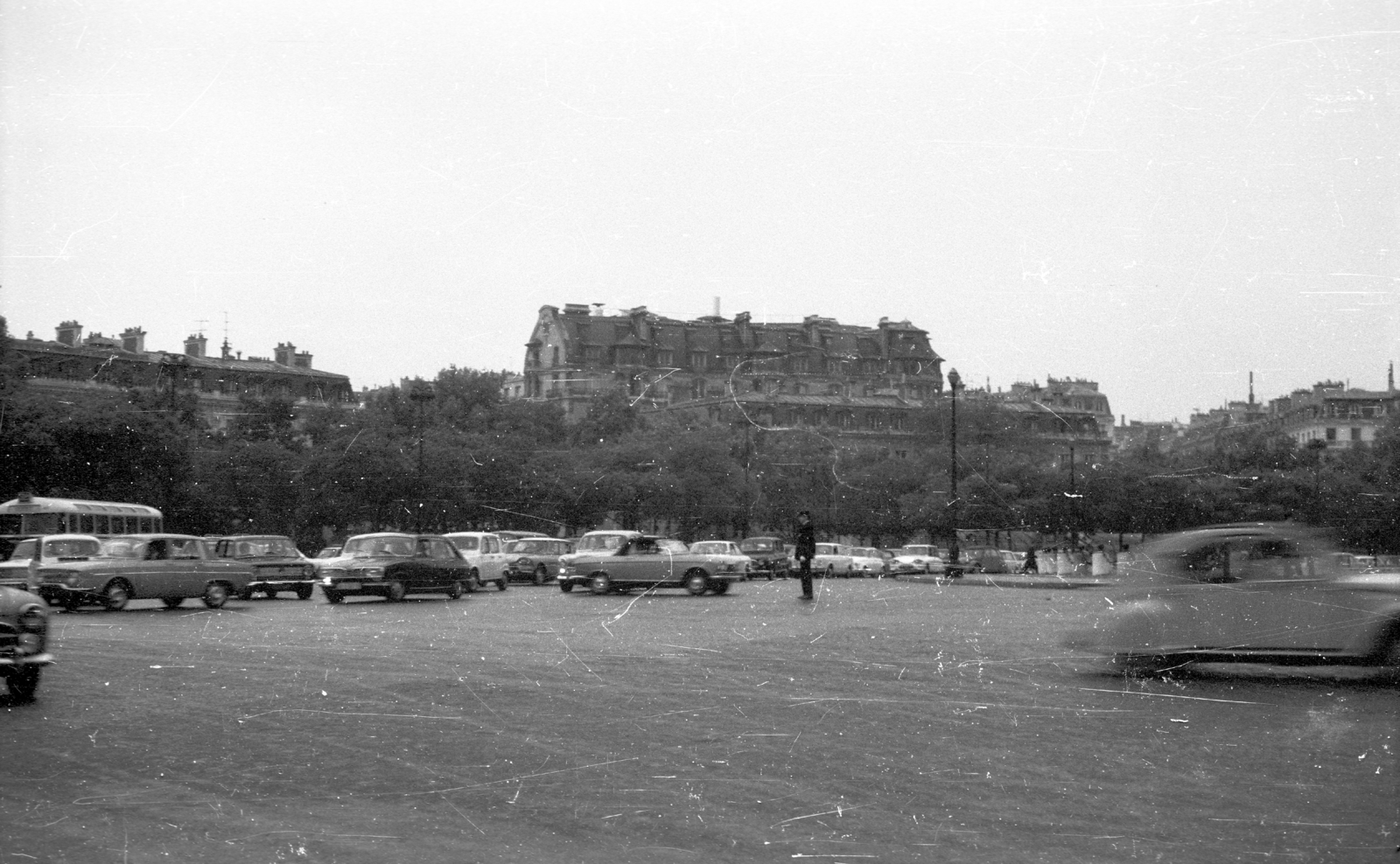 France, Paris, Place Charles de Gaulle (Place de l'Étoile) a Diadalív mellett, szemben az Avenue Kléber és Avenue Victor Hugo torkolata., 1969, Fortepan, Fortepan #39114