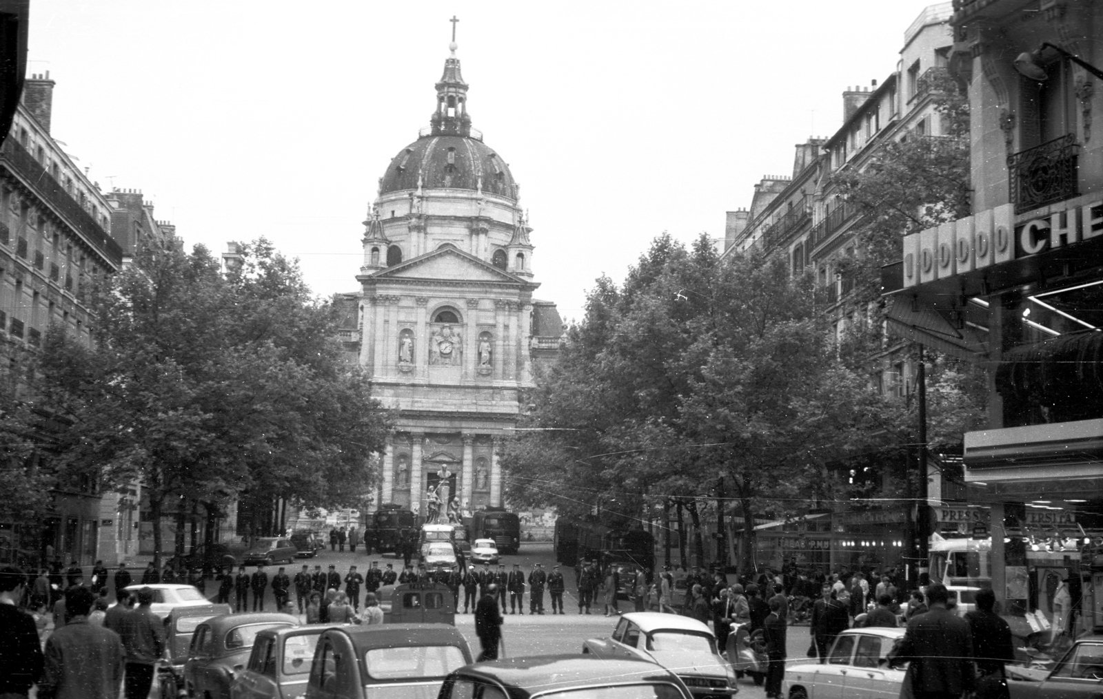 France, Paris, Place de la Sorbonne, szemben a Sorbonne temploma (Église de la Sorbonne). A felvétel az 1968-as diáklázadások idején készült., 1968, Fortepan, church, Catholic Church, chapel, Classicism, Jacques Lemercier-design, street view, Fortepan #39119