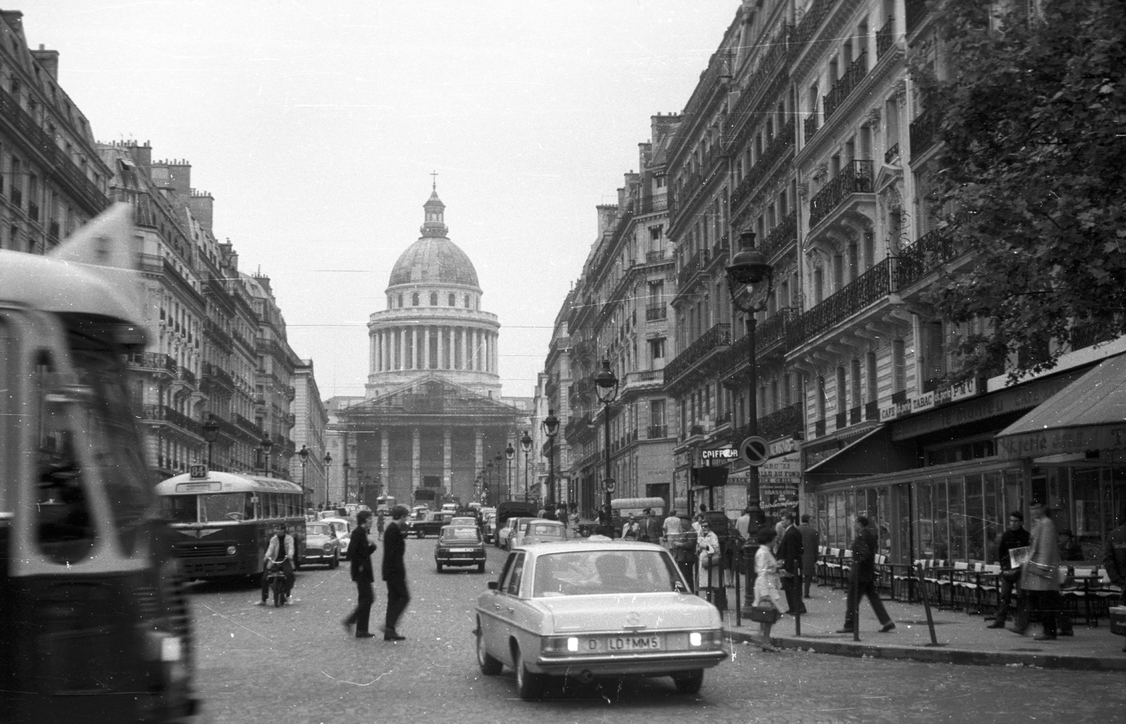 Franciaország, Párizs, Rue Soufflot a Boulevard Saint-Michel felől, háttérben a Pantheon., 1969, Fortepan, autóbusz, német gyártmány, Mercedes-márka, automobil, rendszám, Mercedes W115, országjelzés, Fortepan #39120