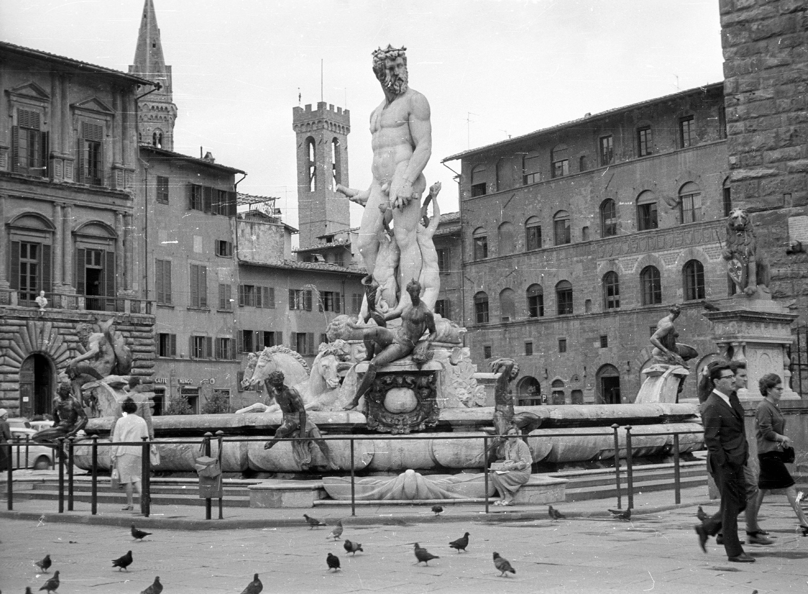 Italy, Florence, Piazza della Signoria, Neptun kút a Loggia dei Lanzi felől nézve., 1965, Fortepan, fountain, sculpture, bird, sculptural group, nude figure, Neptune-portrayal, Bartolomeo Ammannati-design, Fortepan #39122