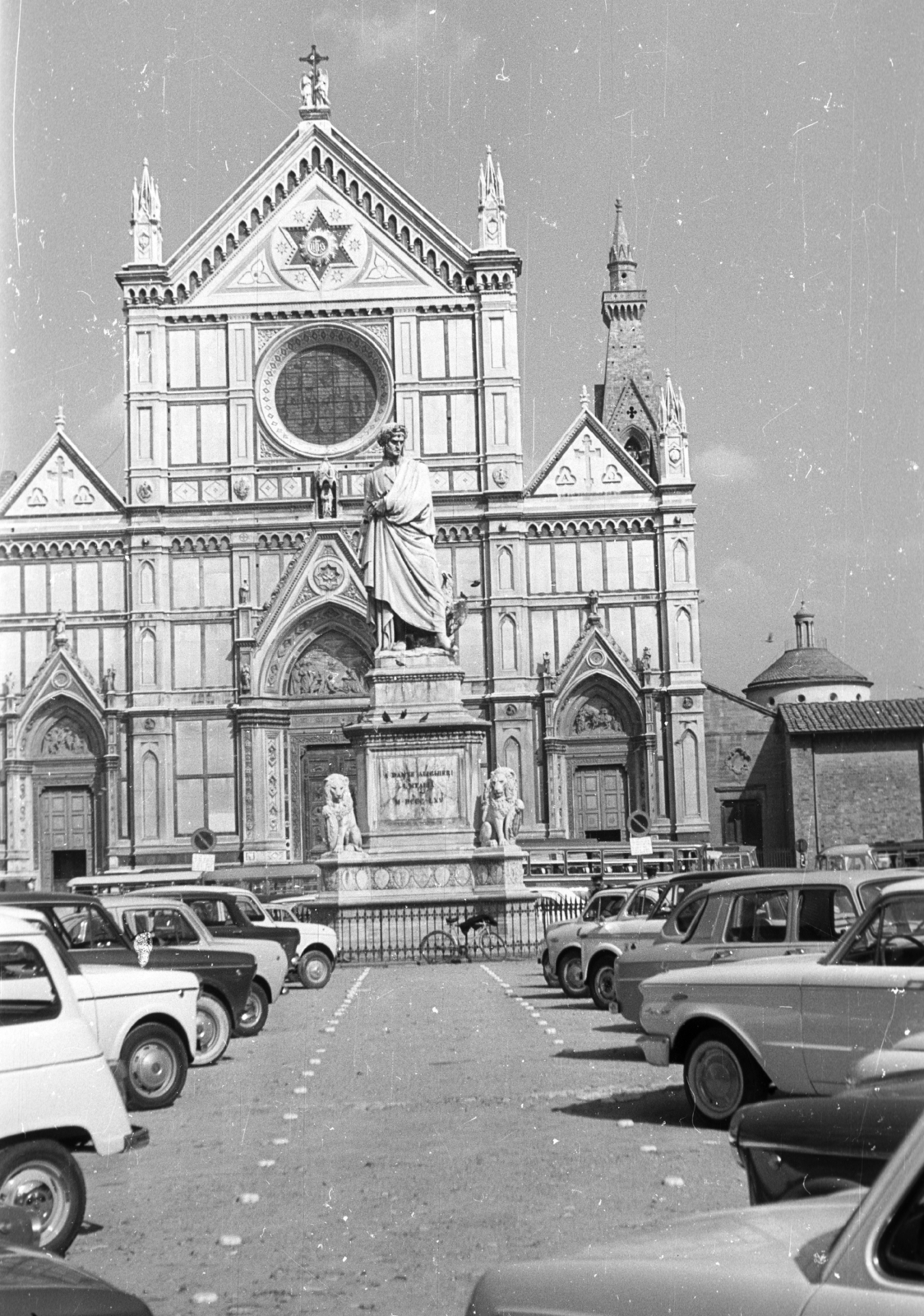Italy, Florence, Piazza di Santa Croce, a Santa Croce bazilika előtt Enrico Pazzi szobrászművész alkotása Dante Alighieri emlékműve (1865)., 1965, Fortepan, sculpture, Franciscans, Dante Alighieri-portrayal, Arnolfo di Cambio-design, Fortepan #39124