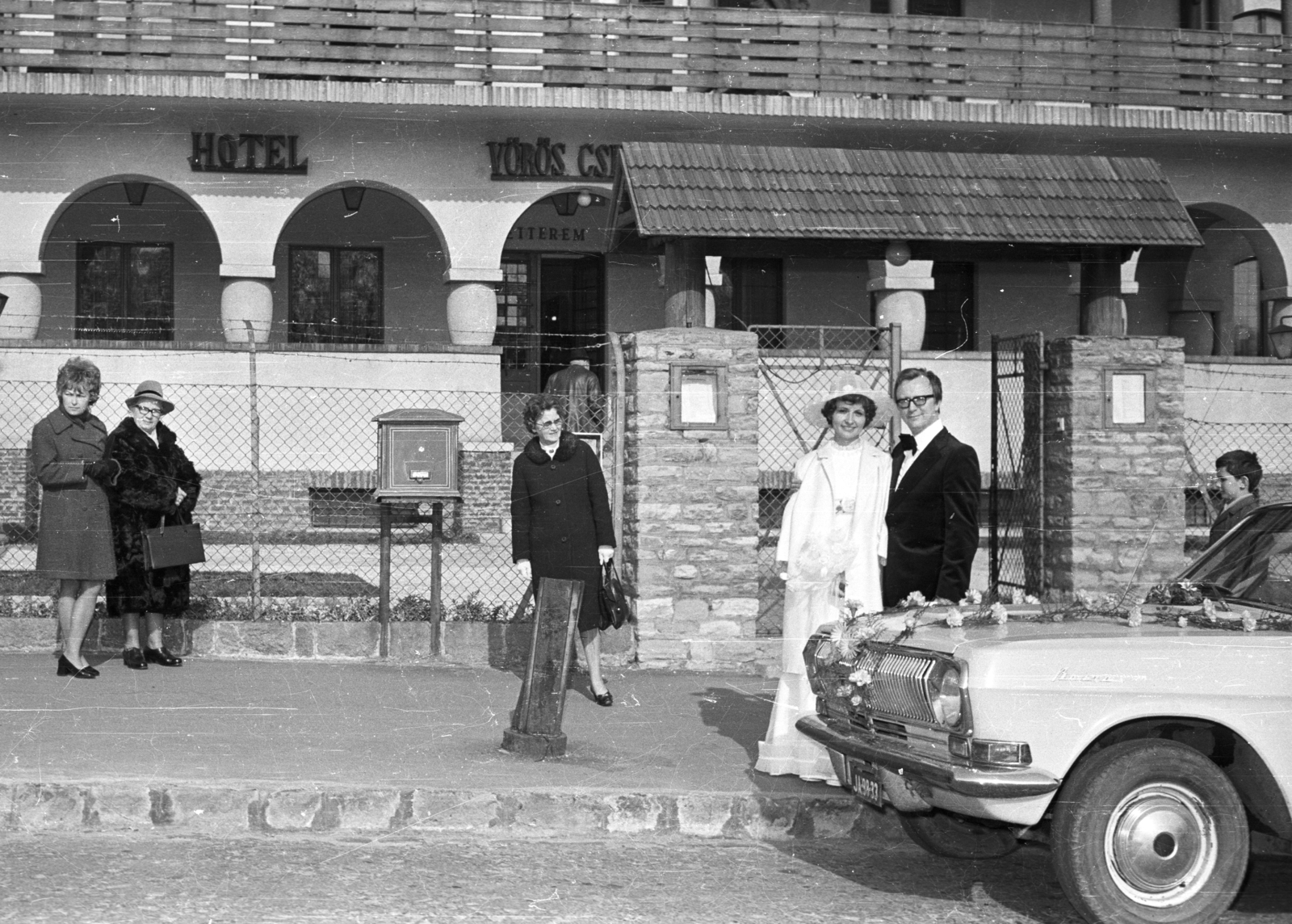 Hungary, untitled, Budapest XII., Rege utca, Vörös Csillag (egykor Golf, később Panoráma) szálloda., 1977, Fortepan, wedding ceremony, Soviet brand, GAZ-brand, letter box, Budapest, Fortepan #39156