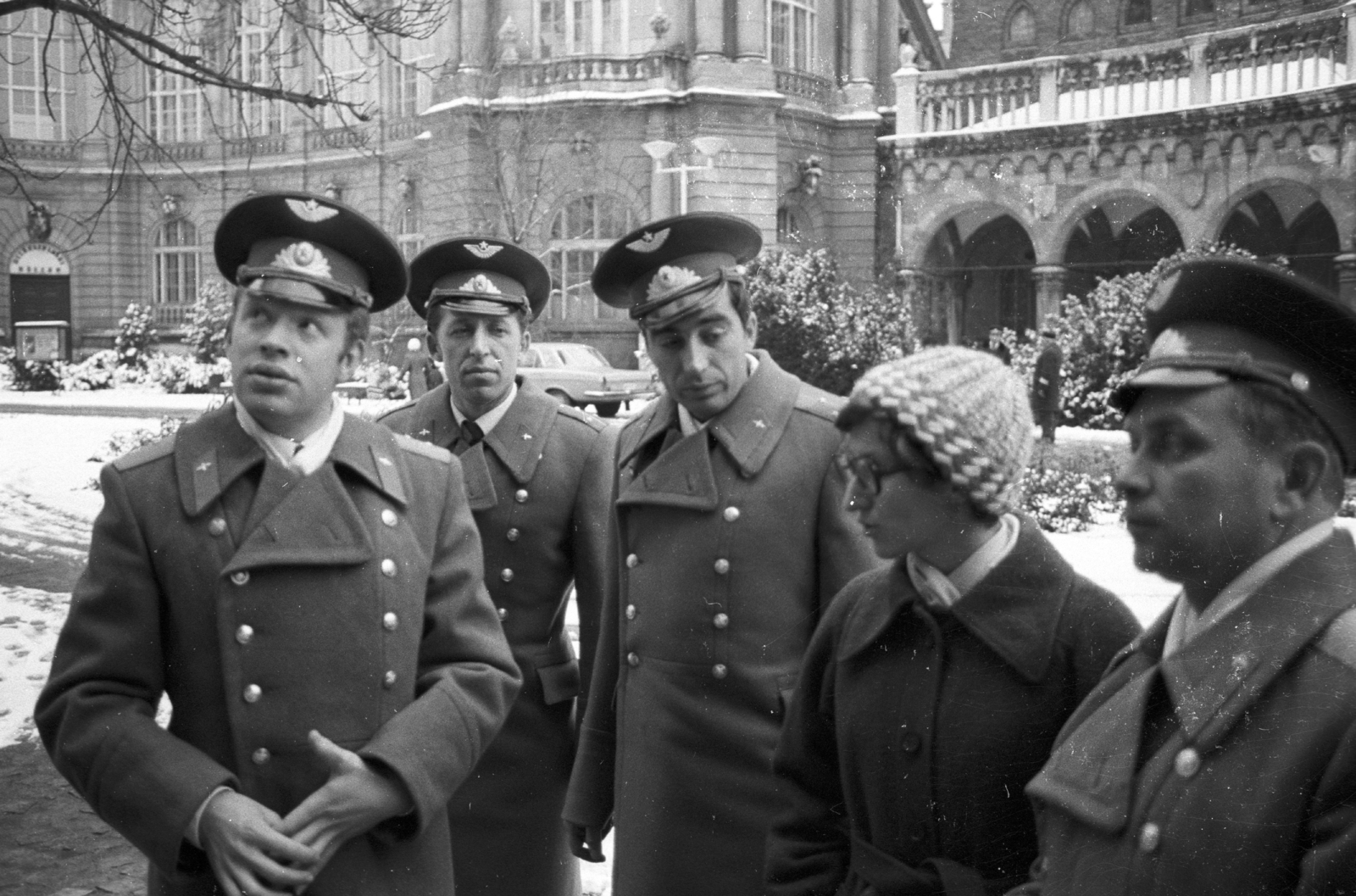 Hungary, Budapest XIV., Vajdahunyad vára, háttérben a Mezőgazdasági Múzeum., 1980, Fortepan, winter, Soviet soldier, peaked cap, Budapest, Fortepan #39163