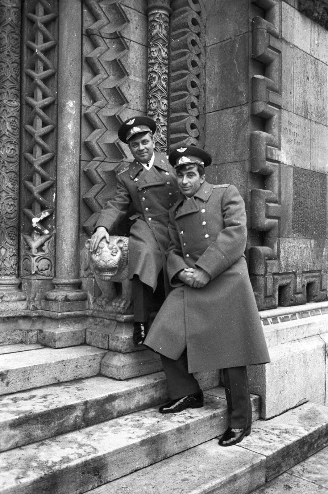 Hungary, Budapest XIV., Vajdahunyad vára, Jáki kápolna., 1980, Fortepan, Soviet soldier, Catholic Church, chapel, peaked cap, Budapest, Fortepan #39166