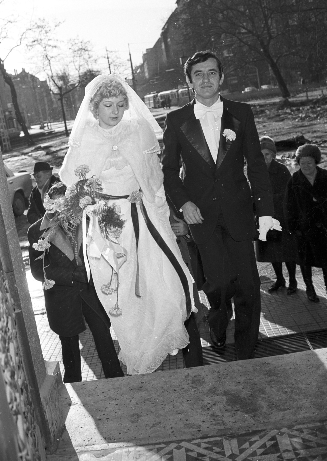Hungary, Budapest XIII., Szent Margit (Élmunkás) tér, az Árpád-házi Szent Margit templom kapuja., 1981, Fortepan, religion, wedding ceremony, Budapest, Fortepan #39170