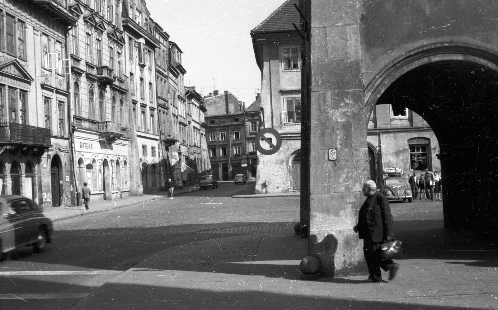 Poland, Kraków, az ulica Mikolajska a Plac Mariacki felől, jobbra az árkád mögött a Kis Piac (Maly Rynek)., 1969, Fortepan, street view, Fortepan #39171