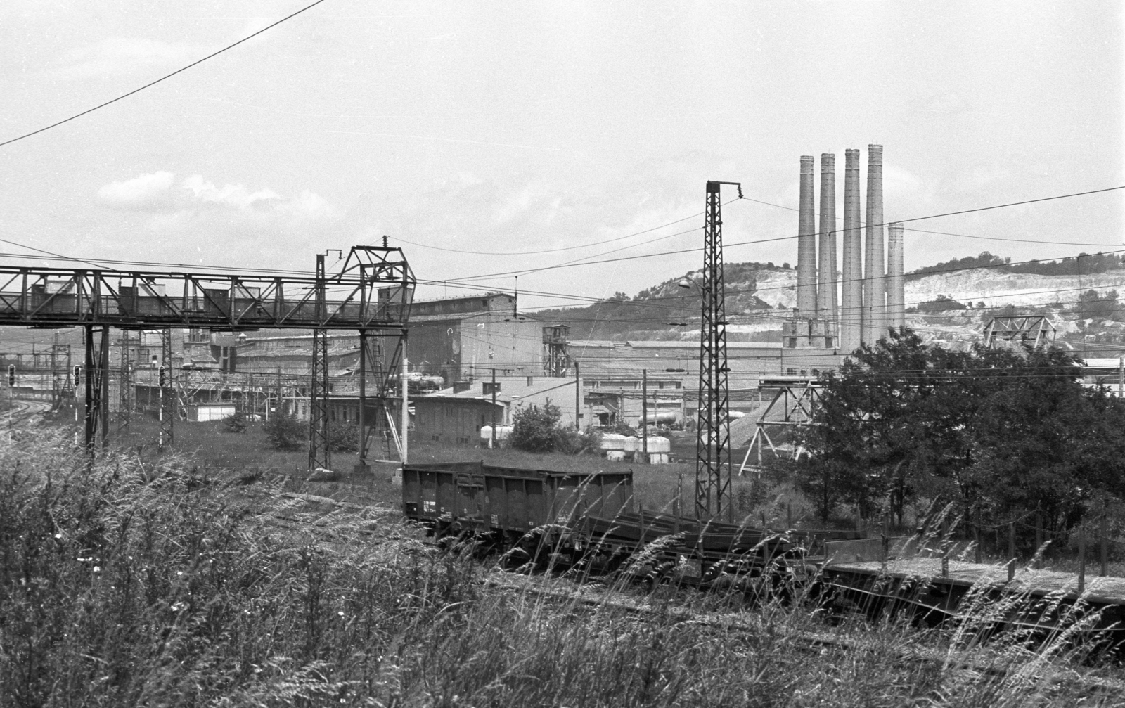 Hungary, Tata-Tóváros, Felsőgalla, Cementgyár., 1983, Fortepan, railway, factory, rail, coach, stone mine, factory chimney, Fortepan #39181