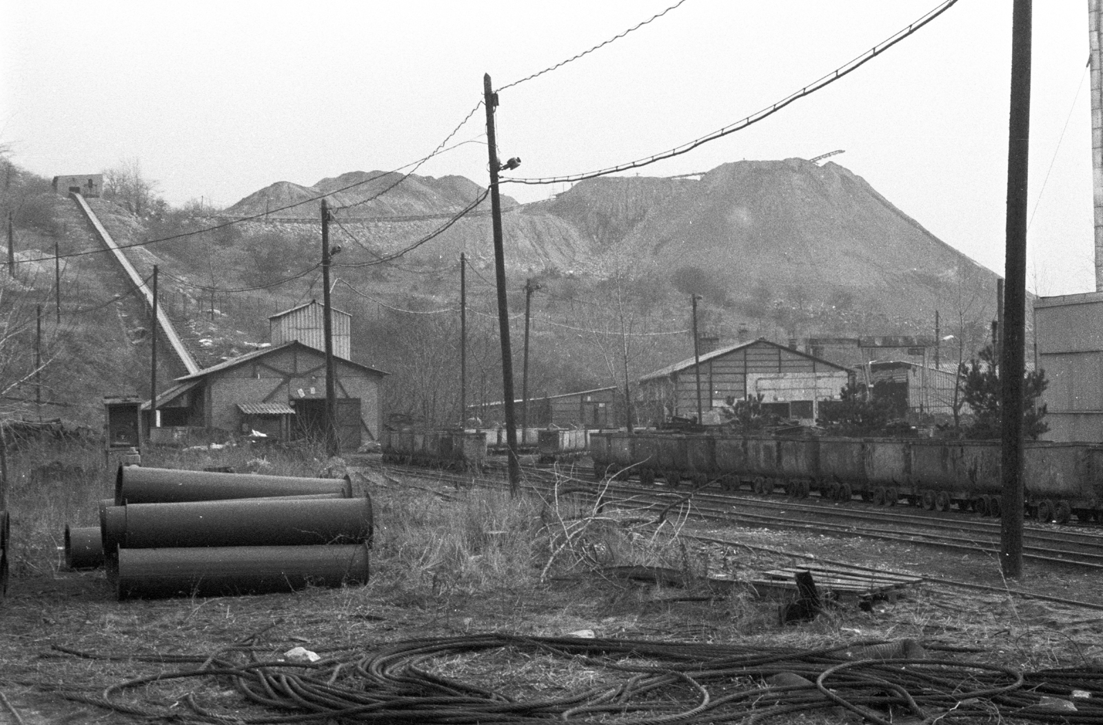 Hungary, Kesztölc, Dorogi Szénbányák, Lencsehegy, I. akna., 1983, Fortepan, railway, mining, aerial wire, narrow-gauge railway, Dorog railway cart, Fortepan #39196