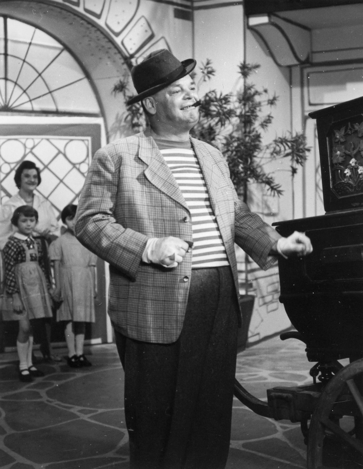 Hungary, jelenet az MTV 1963. szilveszteri műsorában sugározott, Slágermúzeum című revüfilmből. Kazal László színművész., 1963, Hangosfilm, celebrity, smoking, actor, hurdy-gurdy, striped dress, Fortepan #39211