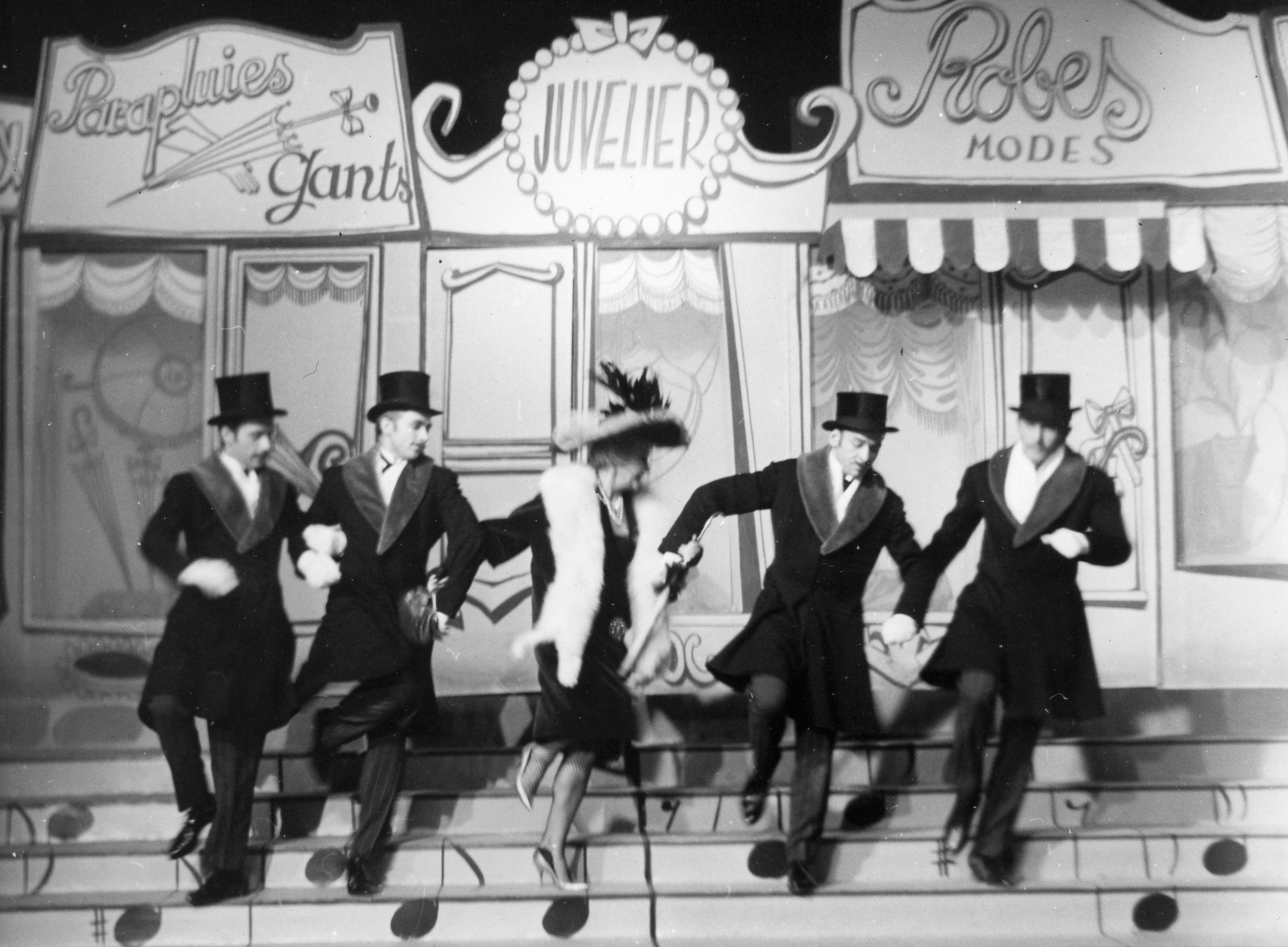 Hungary, jelenet az MTV 1963. szilveszteri műsorában sugározott, Slágermúzeum című revüfilmből., 1963, Hangosfilm, dance, theater, top hat, gloves, sheet music, umbrella repair, jeweler, Fortepan #39219