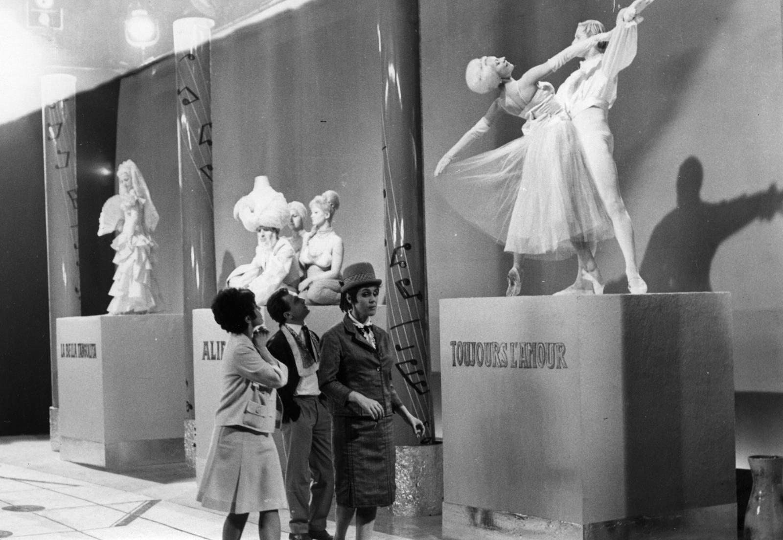 Hungary, jelenet az MTV 1963. szilveszteri műsorában sugározott, Slágermúzeum című revüfilmből. Lehoczky Zsuzsa, Bodrogi Gyula és Psota Irén színművészek., 1963, Hangosfilm, celebrity, actor, Fortepan #39221