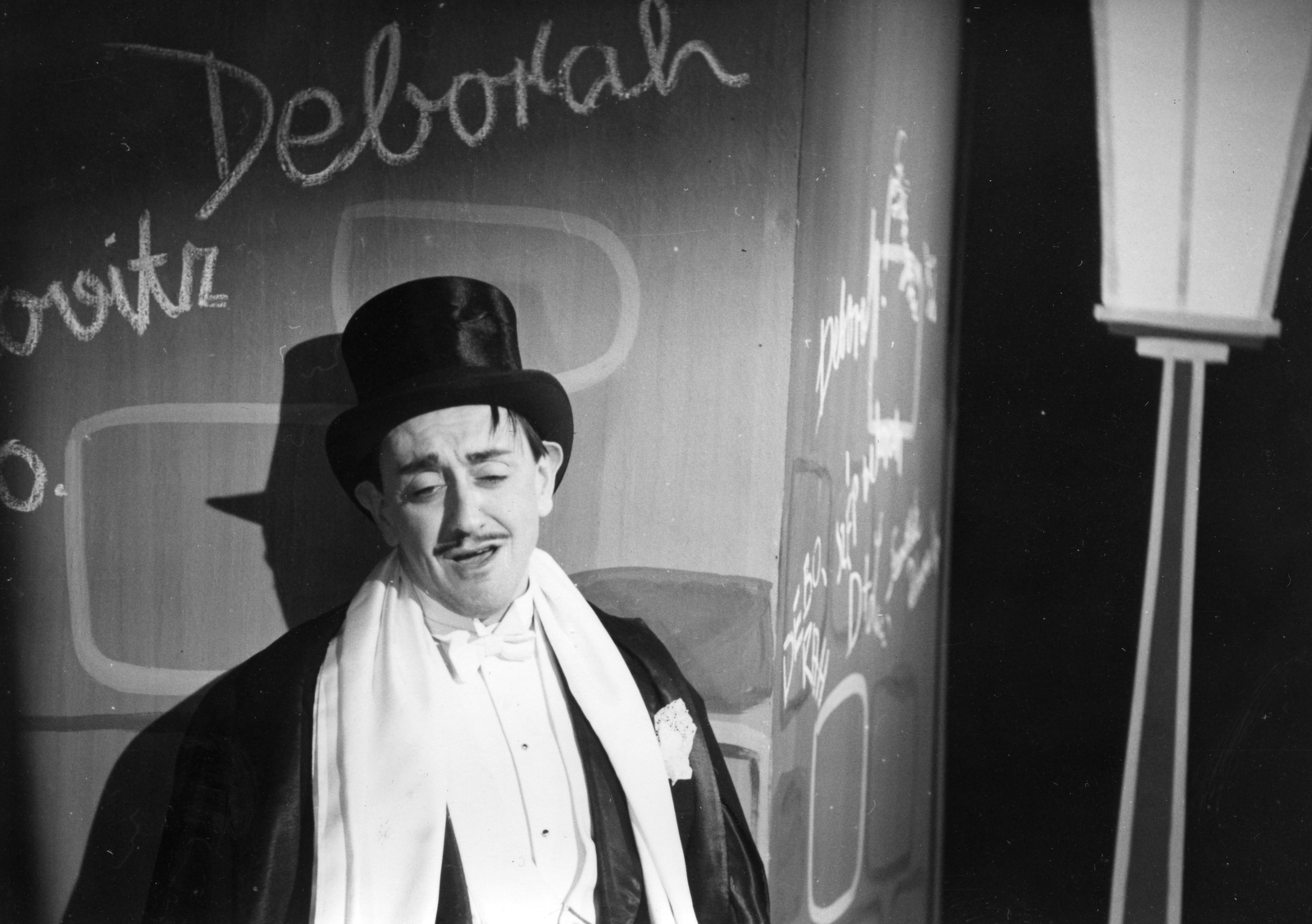 Hungary, jelenet az MTV 1963. szilveszteri műsorában sugározott, Slágermúzeum című revüfilmből. Kibédi Ervin színművész., 1963, Hangosfilm, celebrity, top hat, actor, scarf, Fortepan #39227