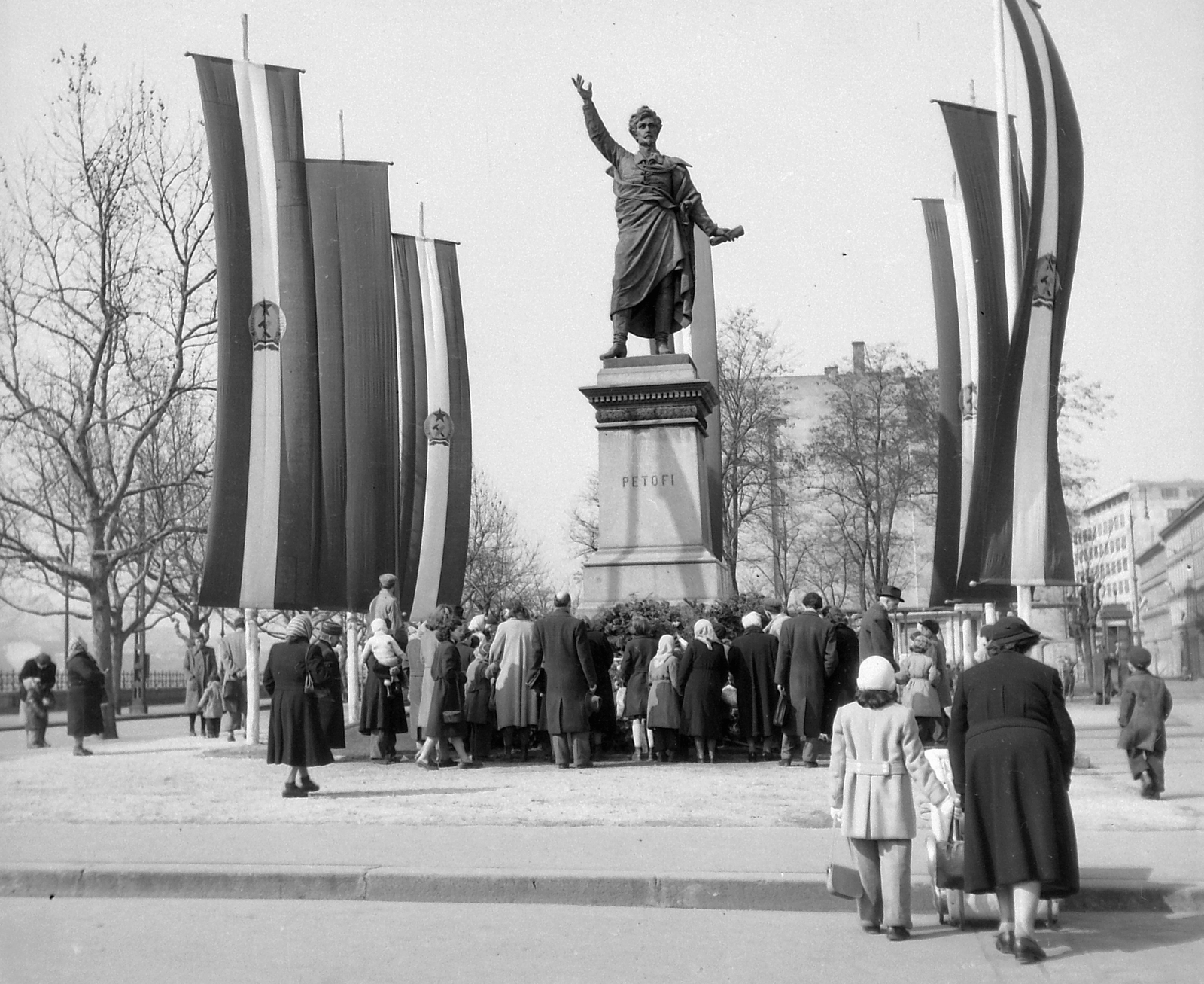 Hungary, Budapest V., Petőfi tér, Petőfi Sándor szobra (Huszár Andor, 1882.)., 1953, Fortepan, flag, sculpture, Petőfi-portrayal, Budapest, Rákosi crest, Fortepan #3923