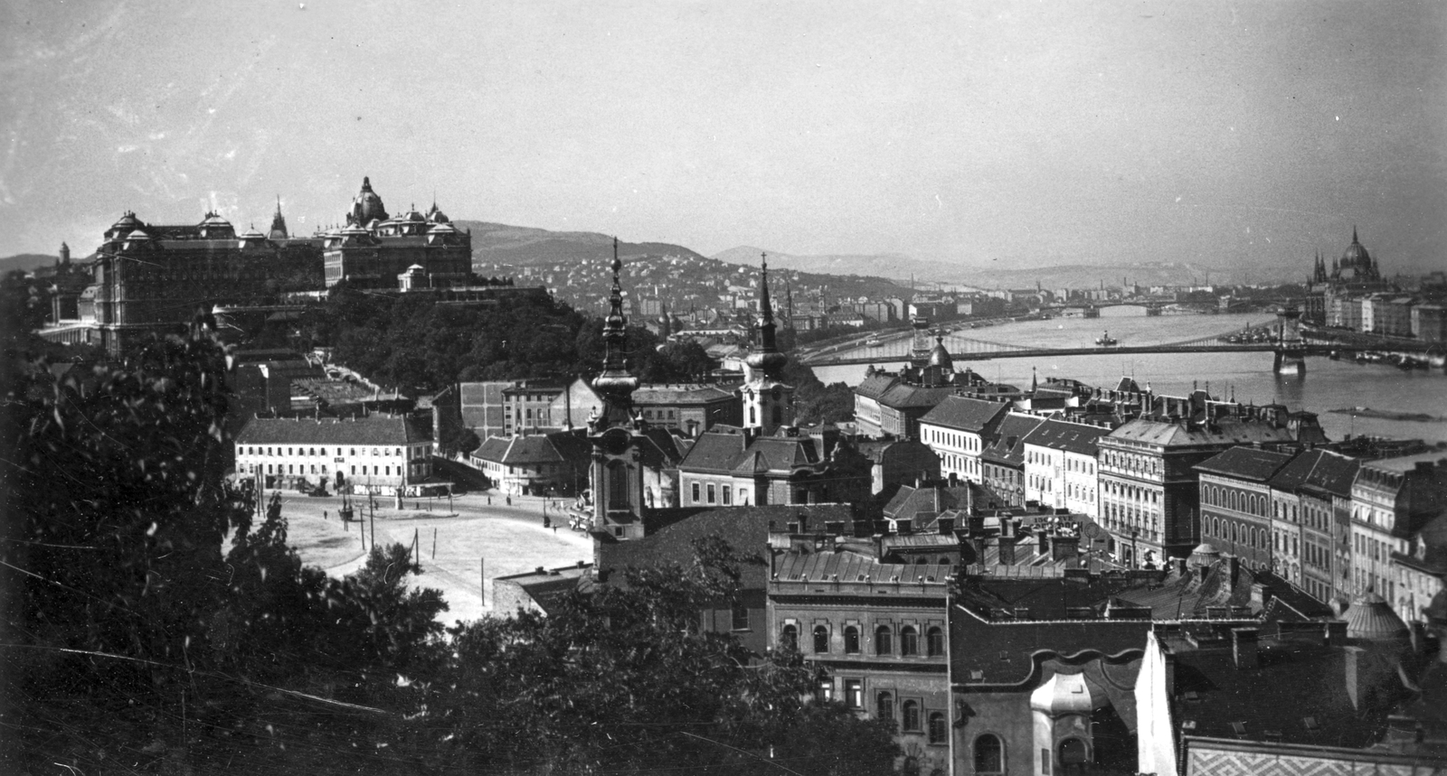 Hungary, Budapest I., panoráma a Gellérthegyről, Tabán, Királyi Palota (később Budavári Palota), Széchenyi Lánchíd, Parlament felé nézve., 1934, Kurutz Márton, Danube, Budapest, suspension bridge, William Tierney Clark-design, Fortepan #39240