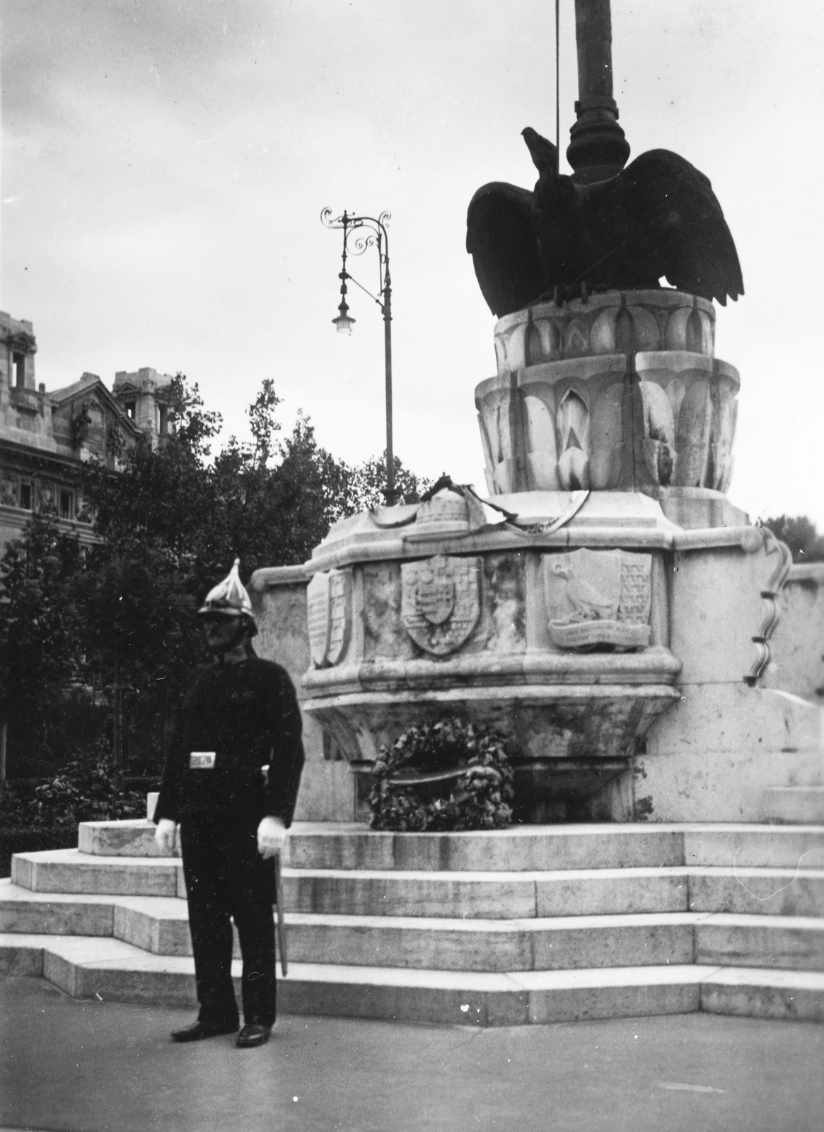 Hungary, Budapest V., Szabadság tér, Ereklyés Országzászló talapzata., 1934, Kurutz Márton, crest, Budapest, Fortepan #39241