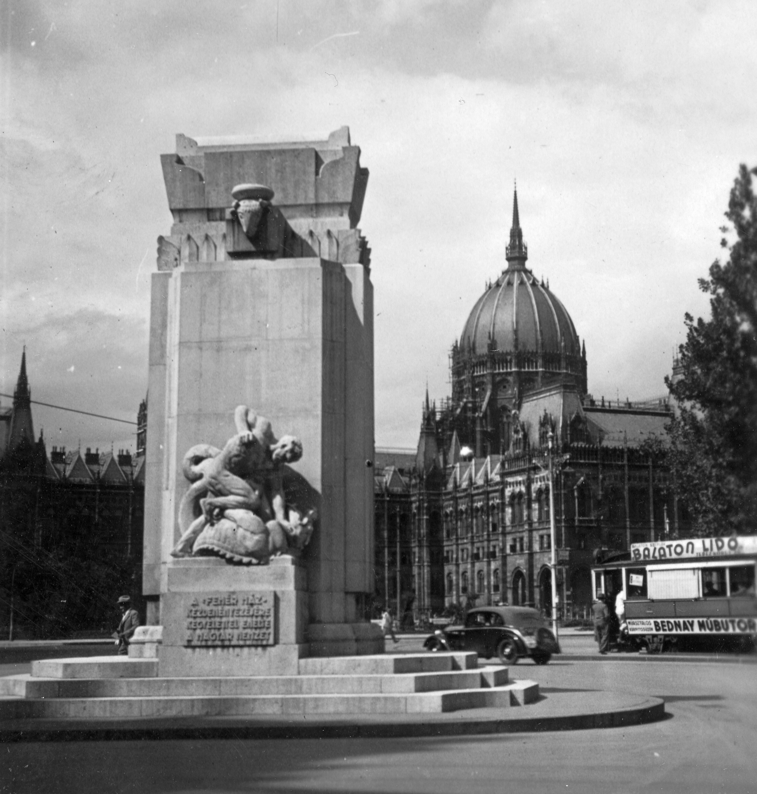 Hungary, Budapest V., Vértanúk tere, Nemzeti vértanúk emlékműve (Füredi Richárd, 1934.). Háttérben a Parlament., 1934, Kurutz Márton, ad, tram, Imre Steindl-design, parliament, Neo-Gothic-style, automobile, tourism, eclectic architecture, Budapest, dragon portrayal, Fortepan #39244