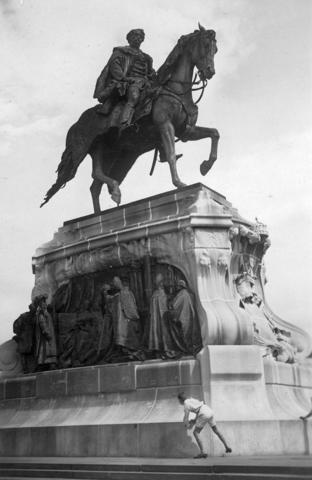 Hungary, Budapest V., Kossuth Lajos tér, gróf Andrássy Gyula szobra (Zala György, 1906.). , 1934, Kurutz Márton, sculpture, monument, relief, Budapest, Gyula Andrássy-portrayal, György Zala-design, Fortepan #39246