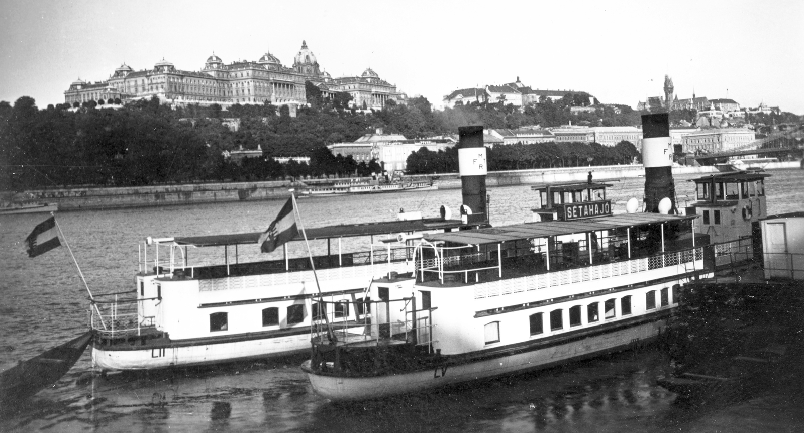 Hungary, Budapest, Panoráma a Királyi Palotával a pesti oldalról a Vigadó tér környékéről., 1934, Ted Grauthoff, ship, flag, picture, steamboat, LII ship, Szentendre/LV ship, Fortepan #39249