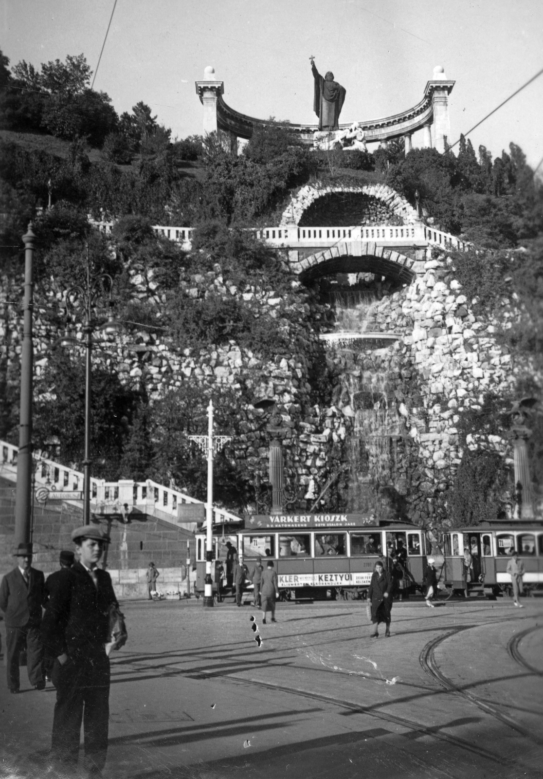 Magyarország, Budapest I., Erzsébet híd budai hídfő, Szent Gellért szobor és lépcső., 1936, Ted Grauthoff, reklám, cégtábla, szobor, villamos, kesztyű, Várkert Kioszk, Budapest, Szent Gellért-ábrázolás, Fortepan #39256