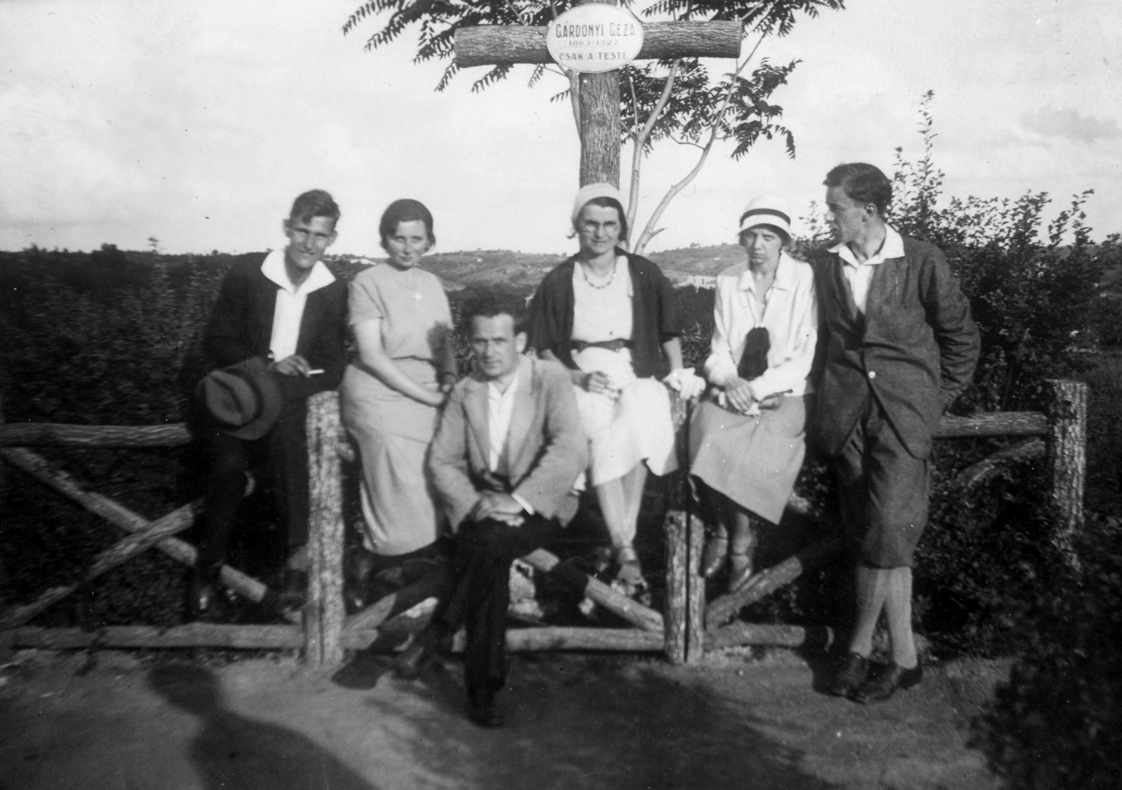 Hungary, Eger, Gárdonyi Géza sírja a várban., 1935, Pálinkás Barnabás, railing, tableau, memorial plaque, memorial, sitting on a handrail, Fortepan #39297